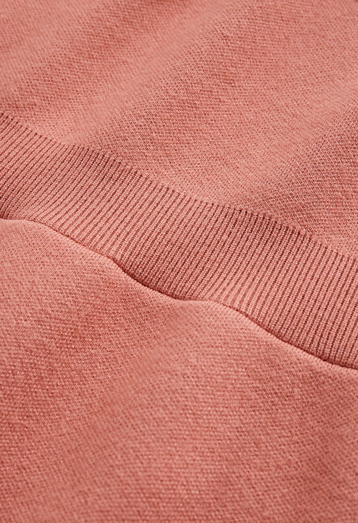 فستان متوسط الطول منسوج بحاشية متقاطعة وياقة وهمية باللون المرجاني