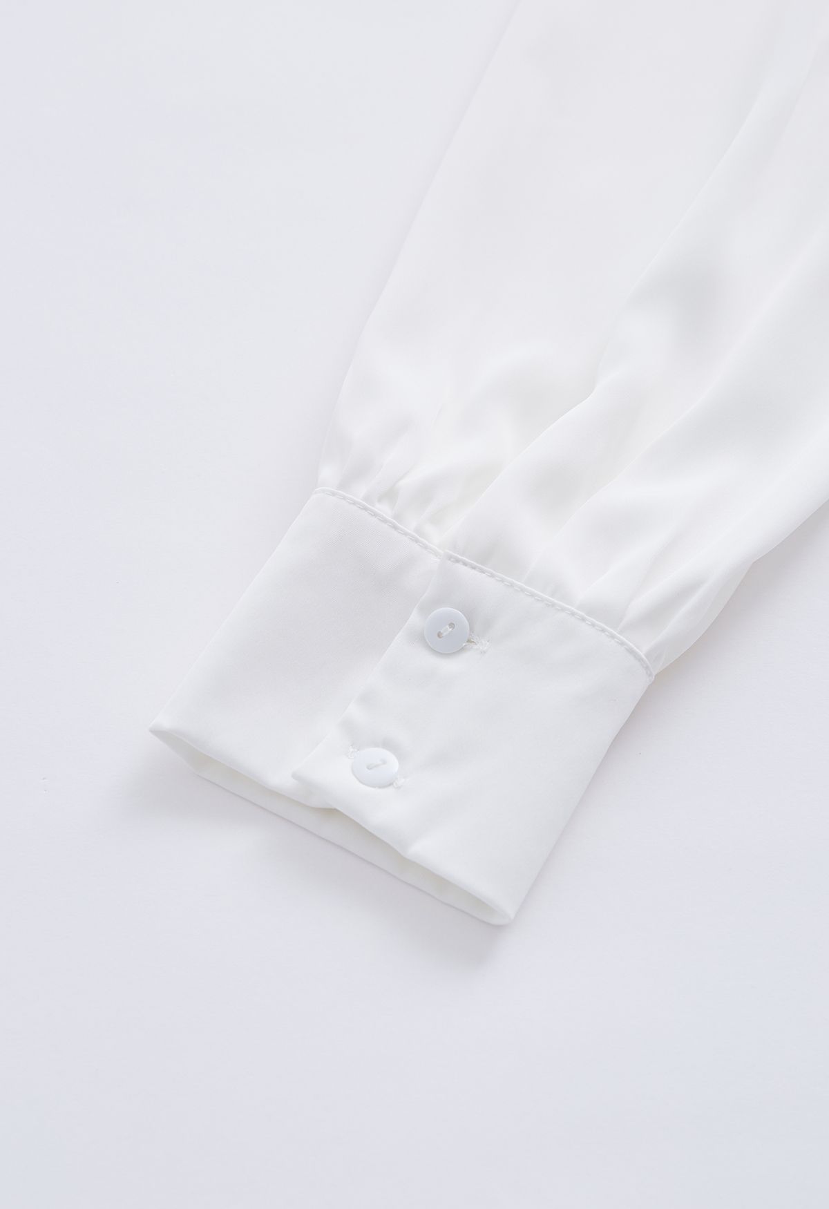 قميص من الساتان بتصميم عقدة اللؤلؤ باللون الأبيض