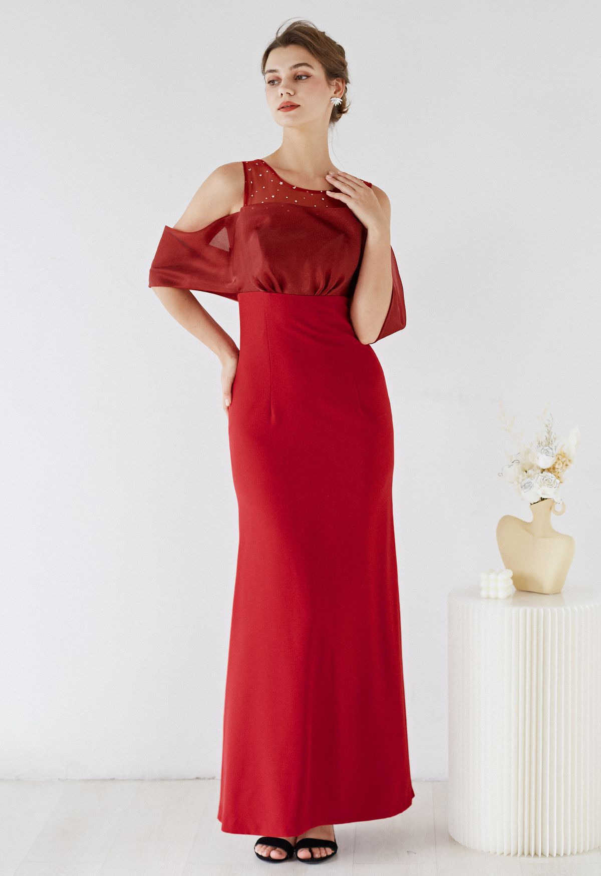 فستان بكتف مكشوف من الأورجانزا باللون الأحمر