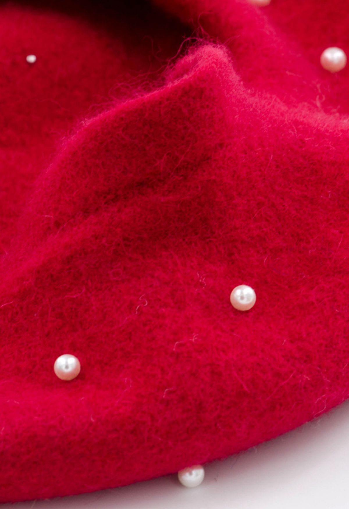 قبعة بيريه مصنوعة يدويًا من الصوف واللؤلؤ باللون الأحمر