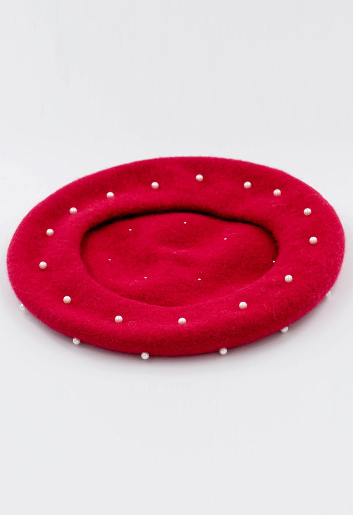 قبعة بيريه مصنوعة يدويًا من الصوف واللؤلؤ باللون الأحمر
