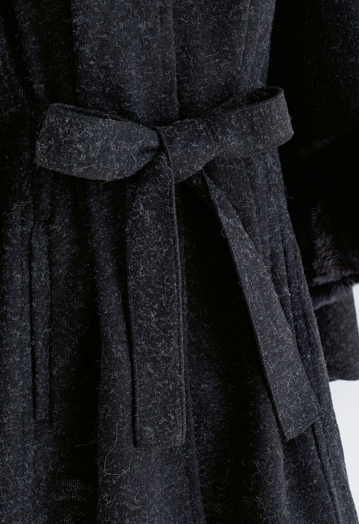 بونشو فرو صناعي بربطة عنق ذاتيًا باللون الأسود