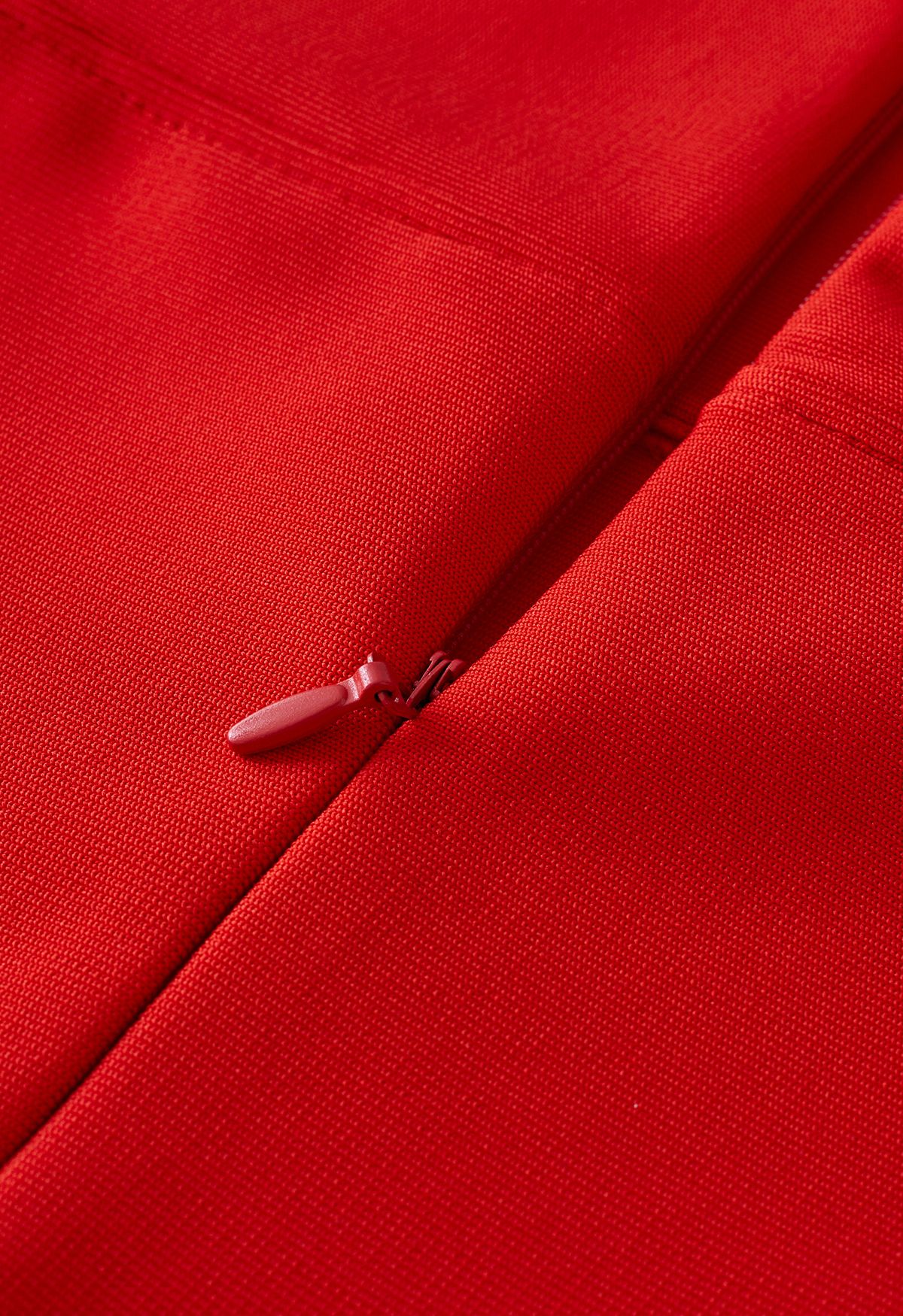 فستان كوكتيل بحواف ريش ضيقة باللون الأحمر