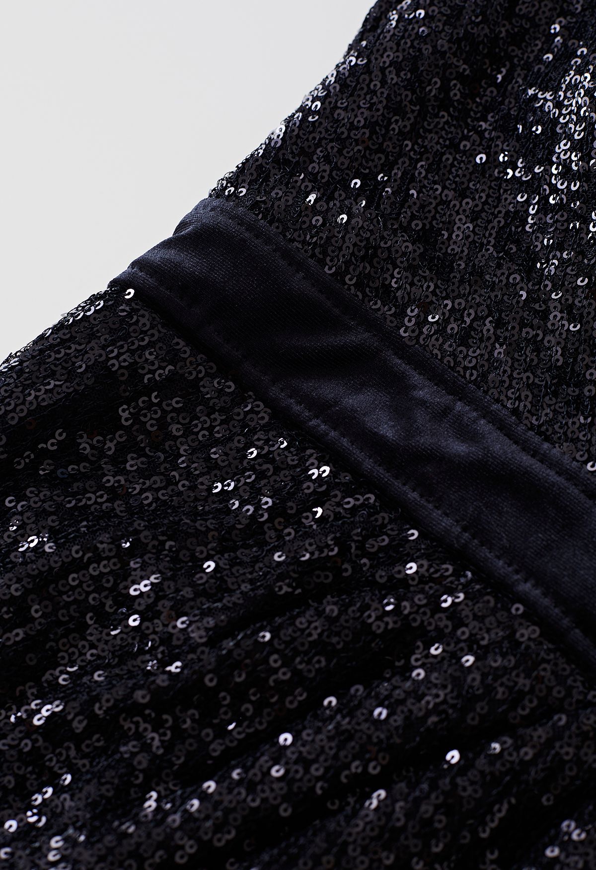 فستان كوكتيل من المخمل بالترتر المبهر باللون الأسود