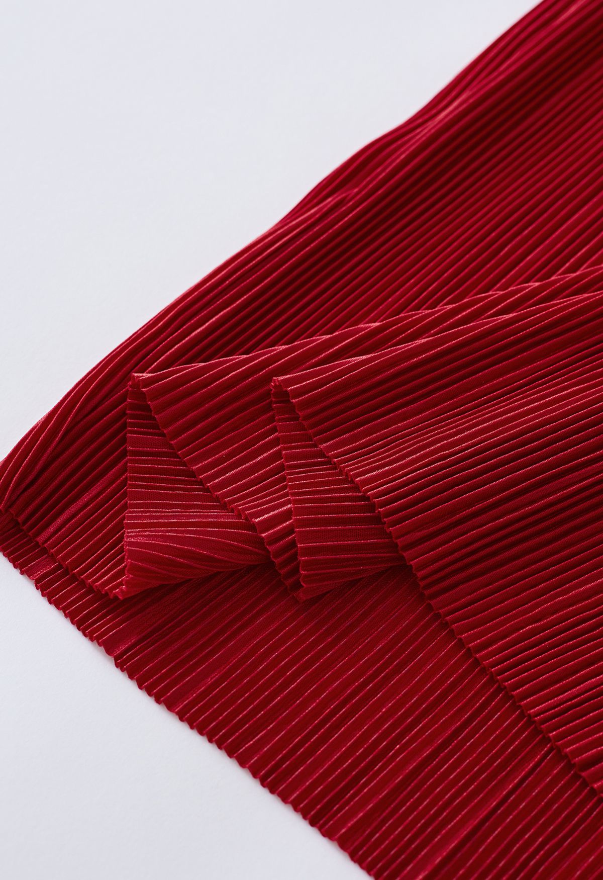فستان بليسيه ميدي بأكتاف مفتوحة من الخلف باللون الأحمر