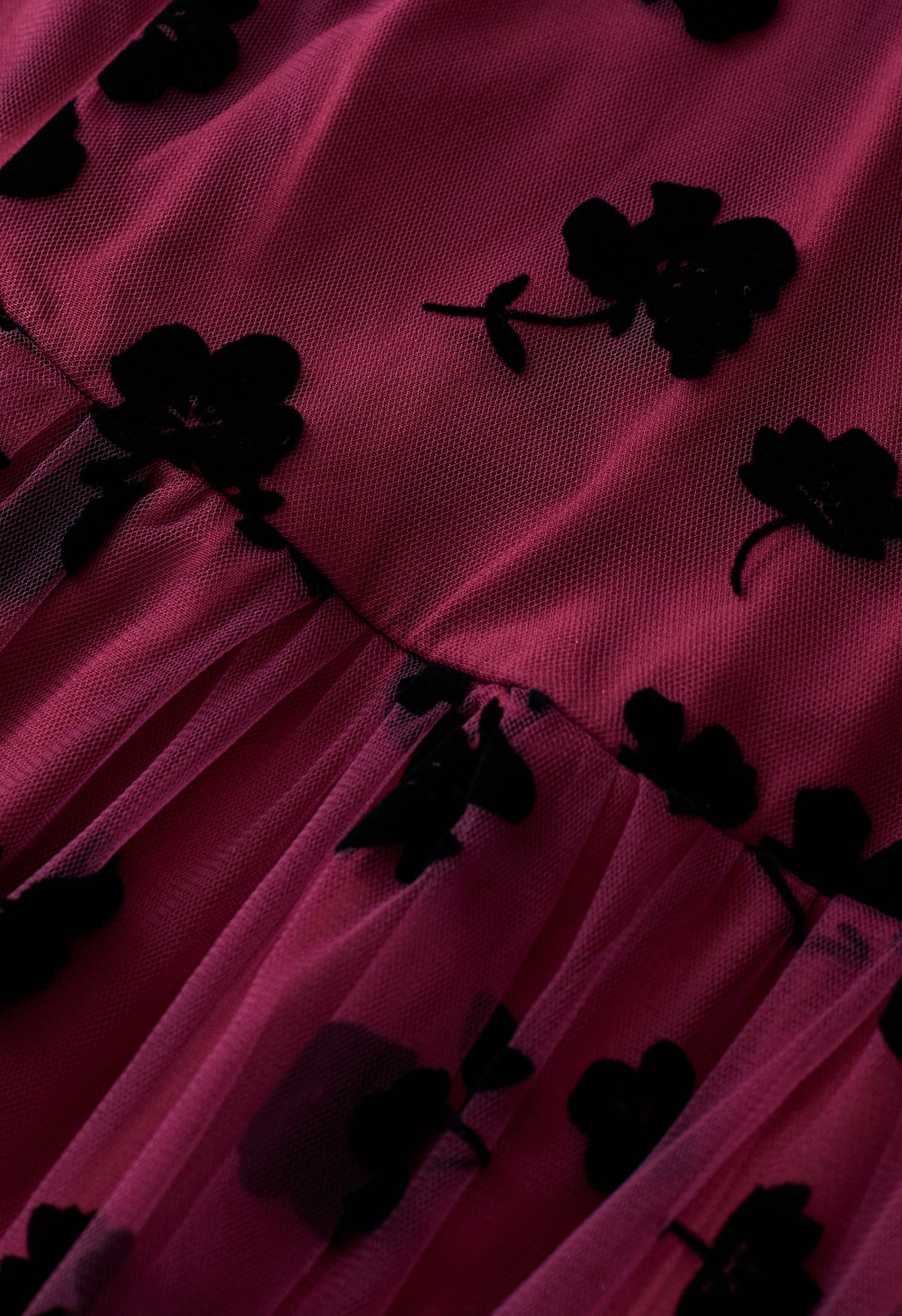 3D Posy Mesh Wrap فستان طويل باللون العنابي