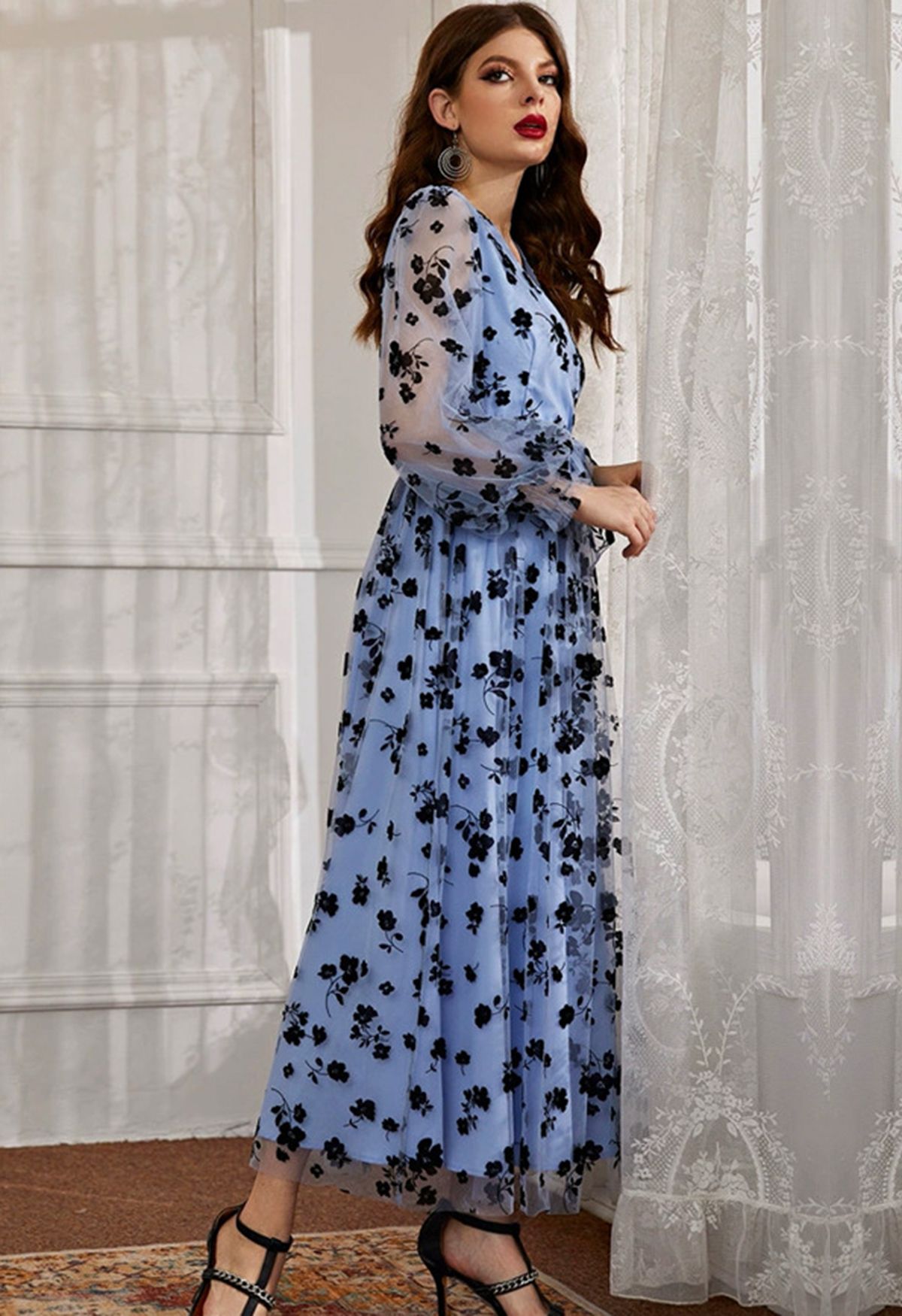 3D Posy Mesh Wrap Maxi Dress باللون الأزرق