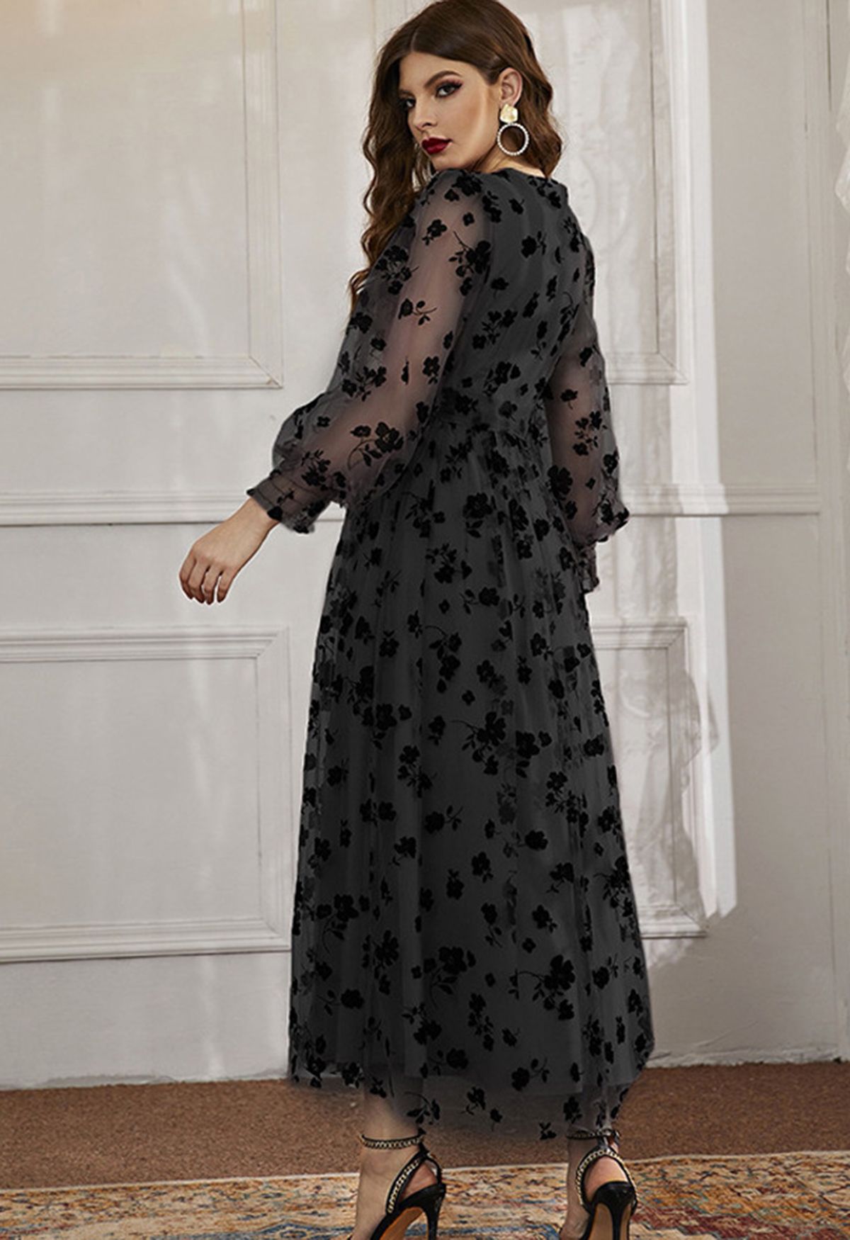 3D Posy Mesh Wrap Maxi Dress باللون الأسود