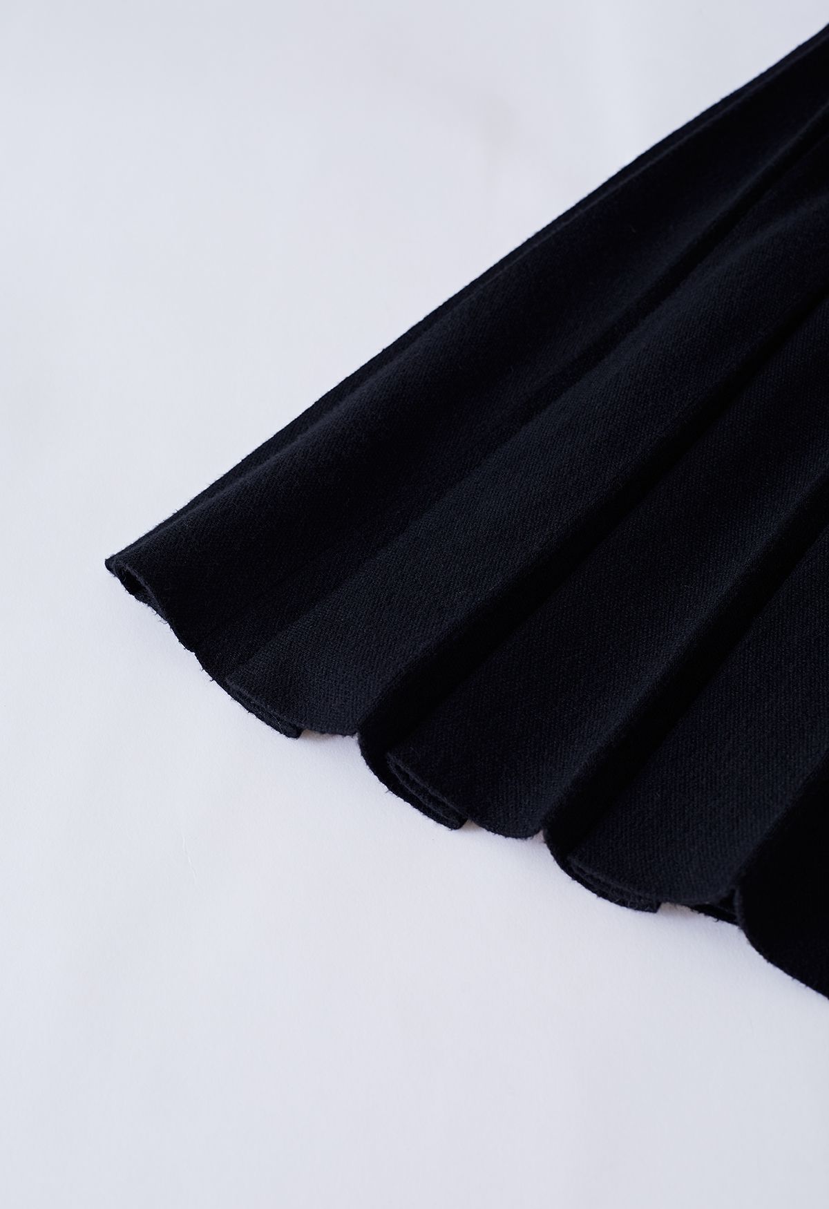 تنورة ميدي محبوكة بأزرار باللون الأسود