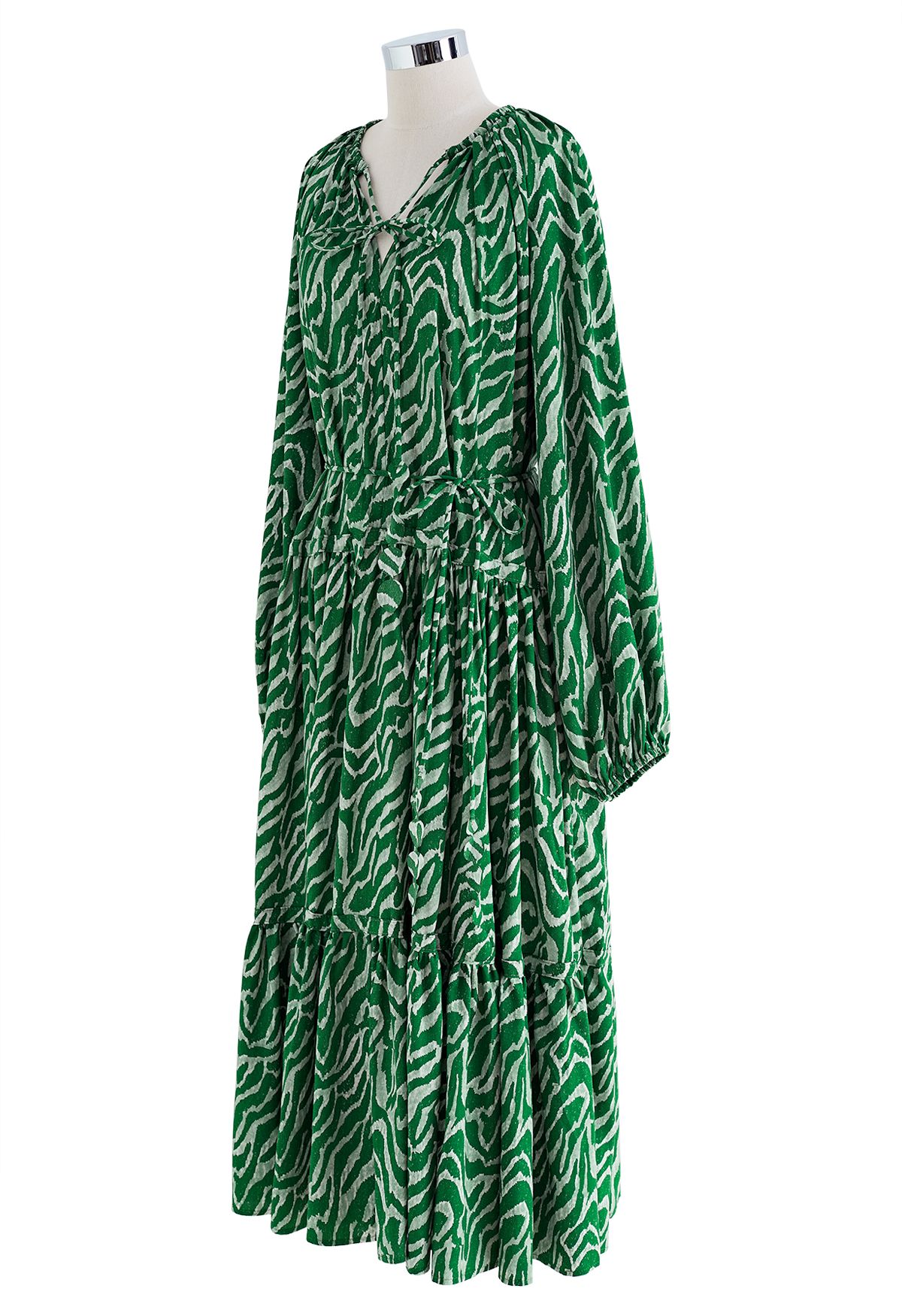 فستان متوسط الطول بياقة V وطبعة حمار وحشي باللون الأخضر