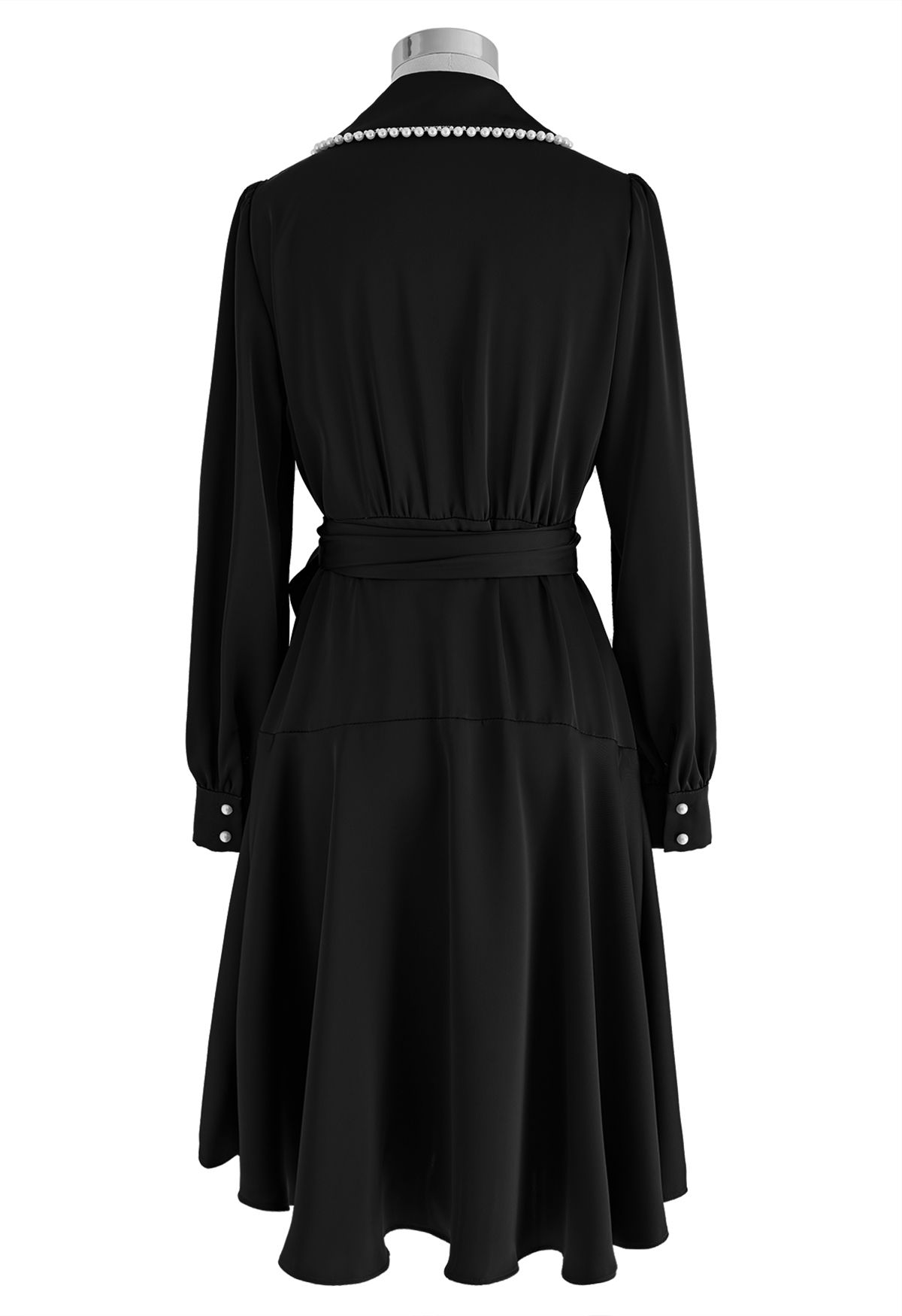 فستان ساتان متوسط الطول ملفوف بحافة اللؤلؤ باللون الأسود