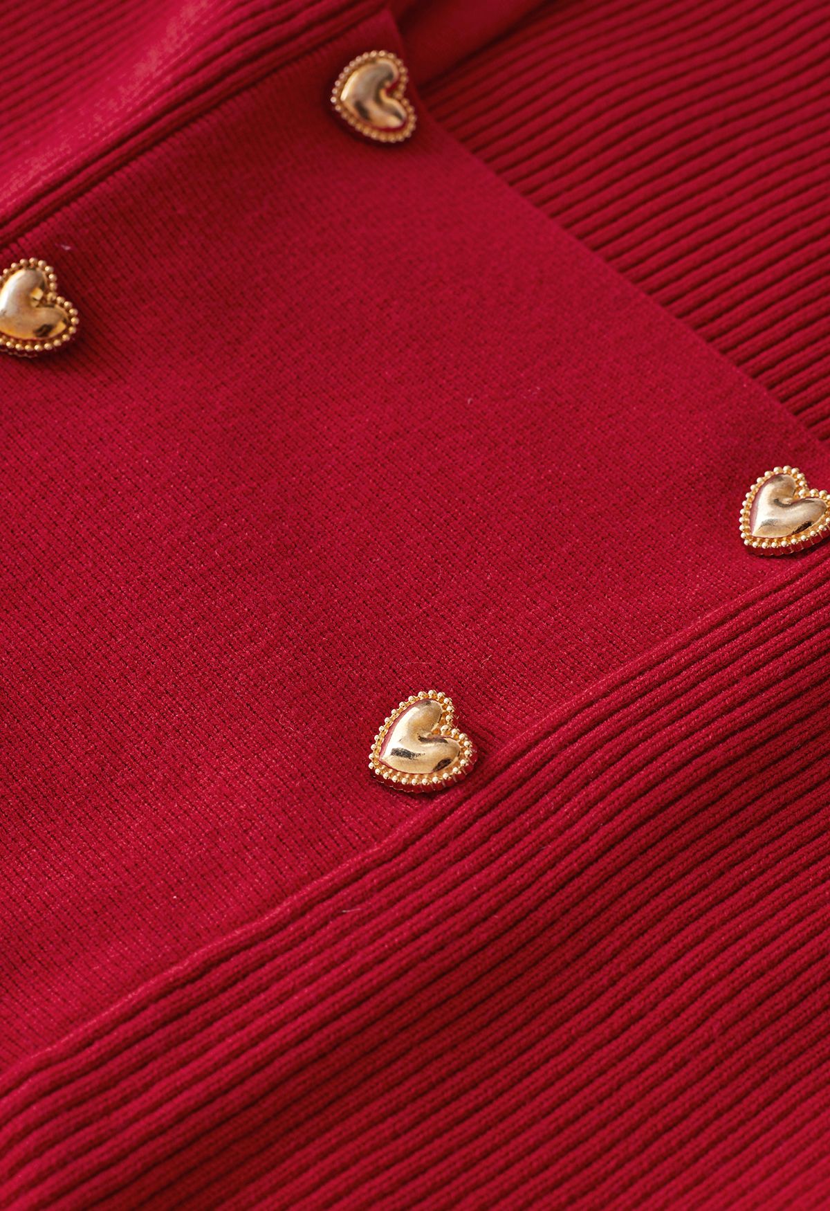 بلوزة منسوجة بأزرار على شكل قلب باللون الأحمر