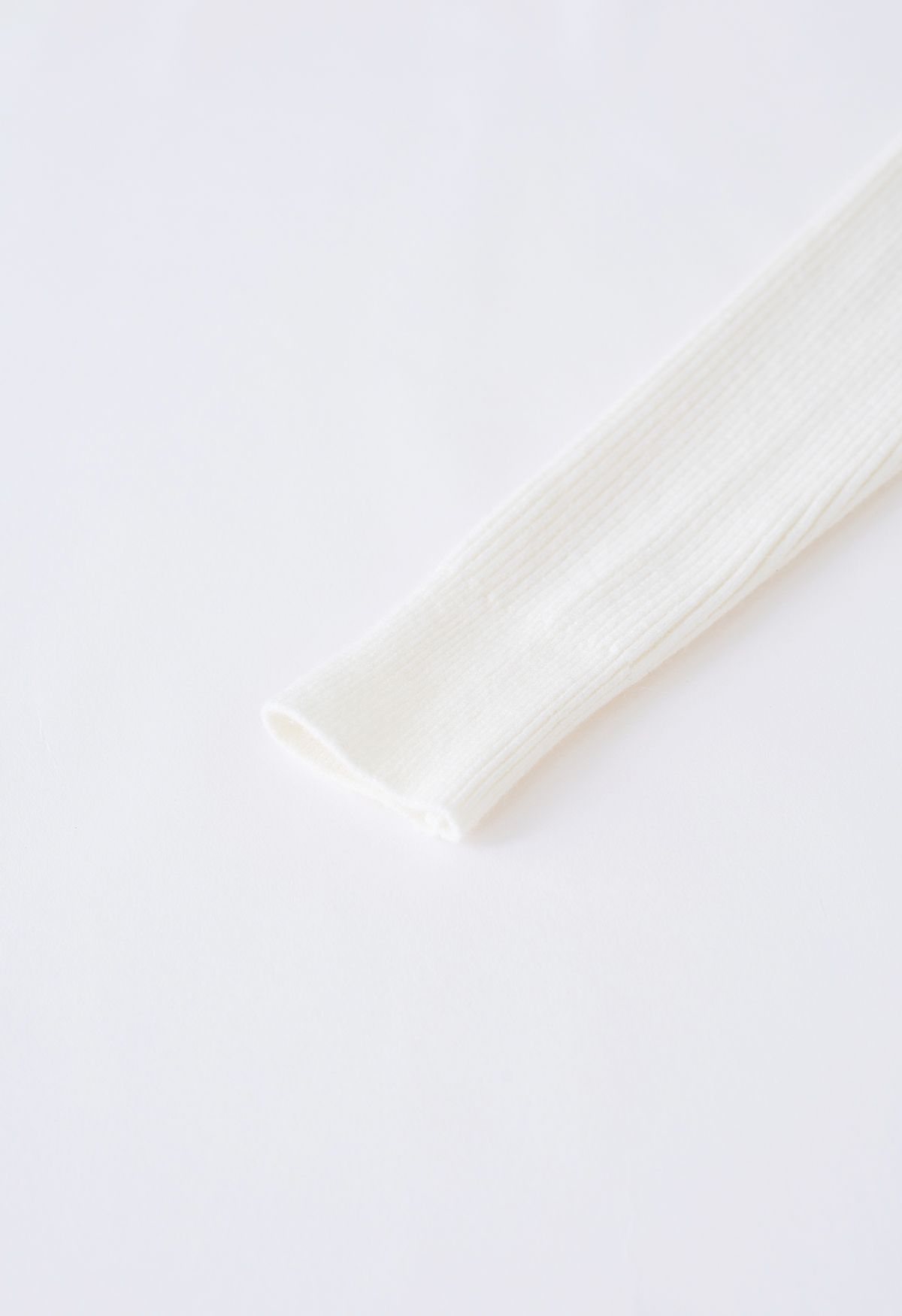 بلوزة محبوكة مضلعة من الأمام بتصميم سويت هارت باللون الأبيض