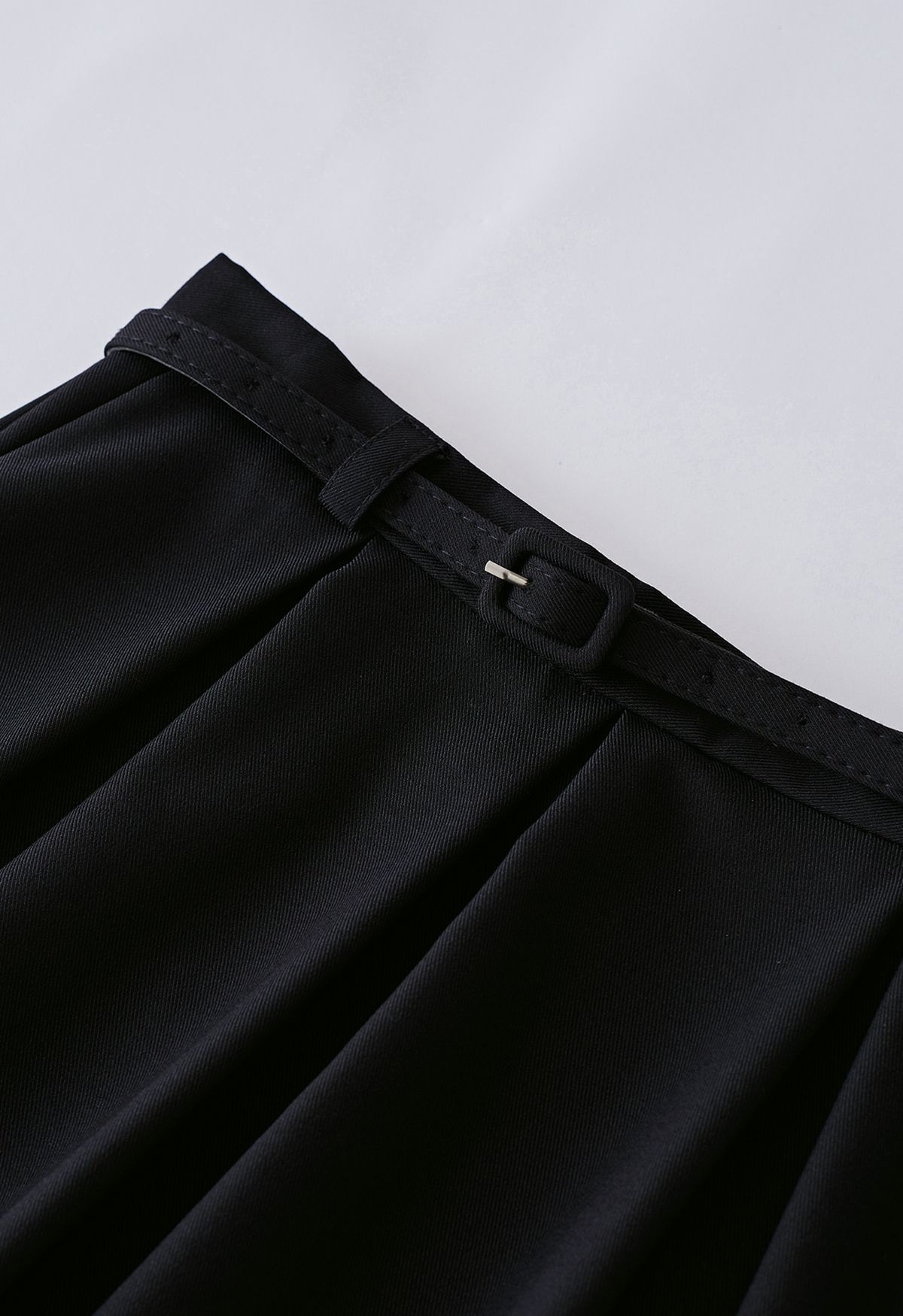 جيوب جانبية تنورة ميدي بحزام مطوي باللون الأسود
