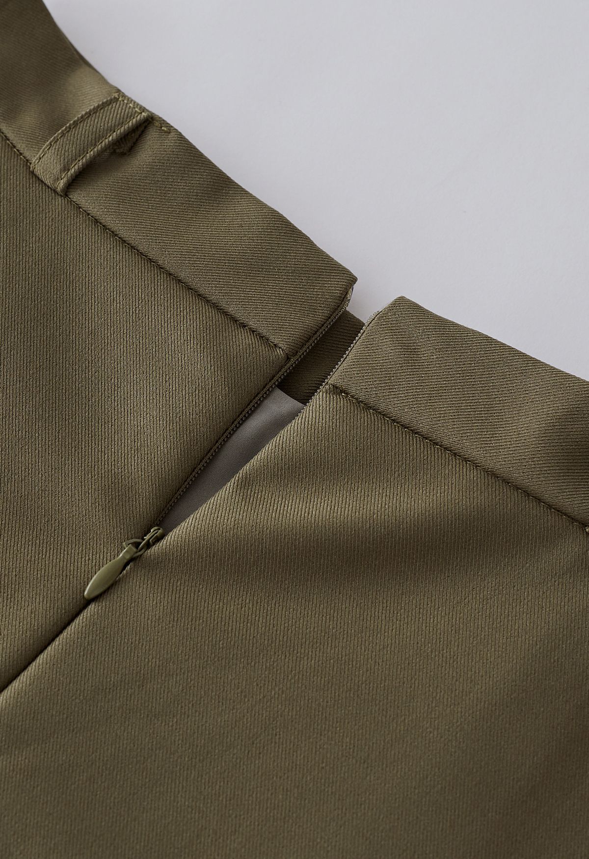 تنورة متوسطة الطول بحزام مطوي بجيوب جانبية باللون الأخضر الطحلب