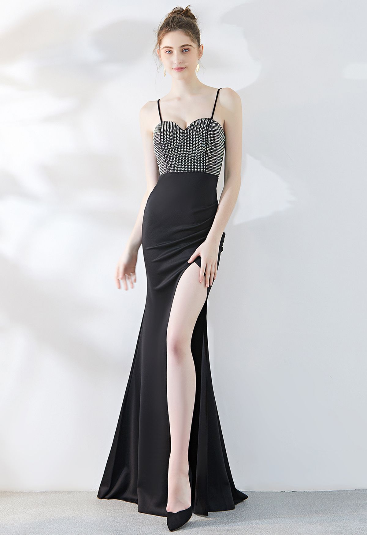 فستان ساتان مزين بالكريستال باللون الأسود