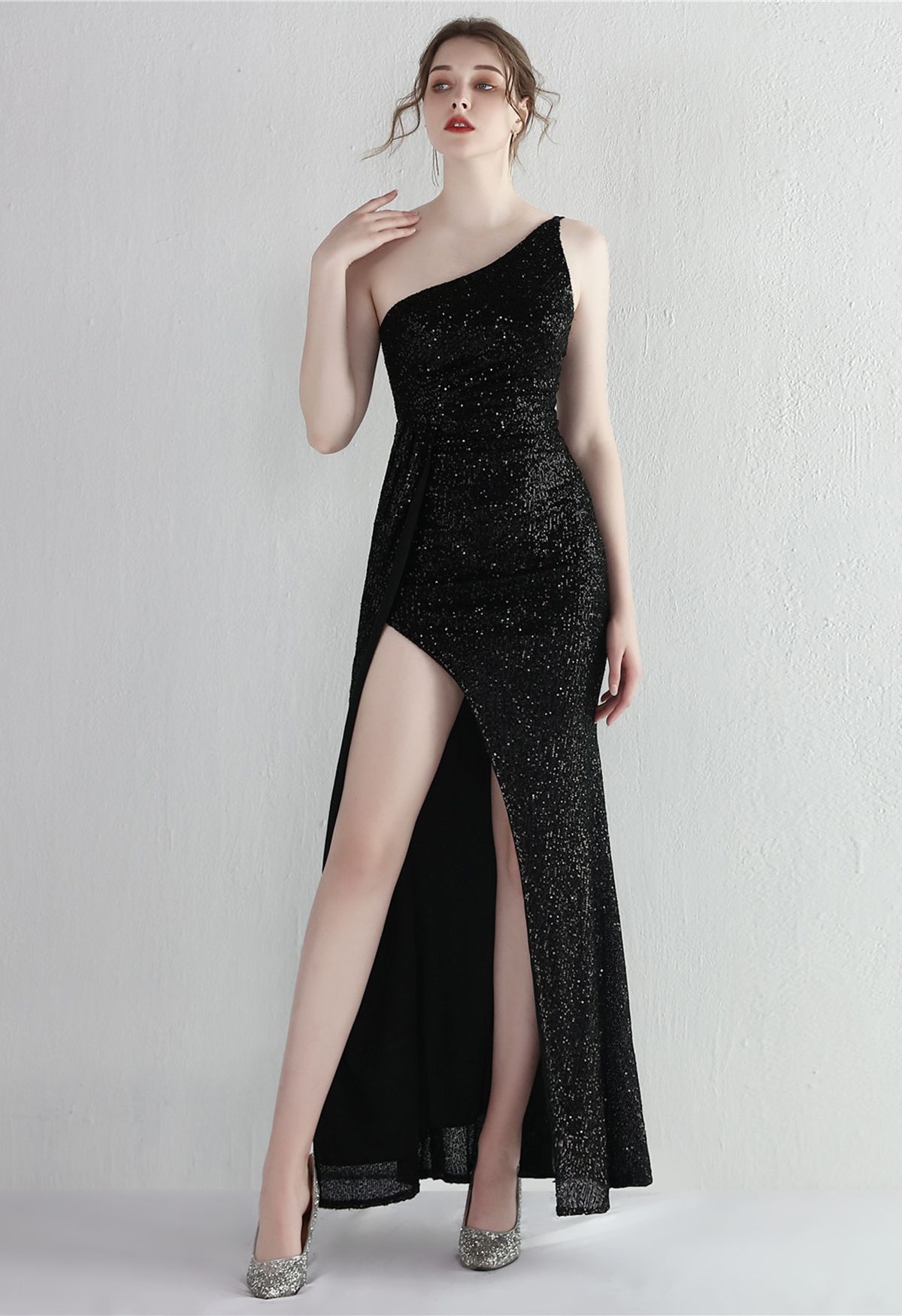 فستان بكتف واحد مزين بالترتر بفتحة عالية باللون الأسود