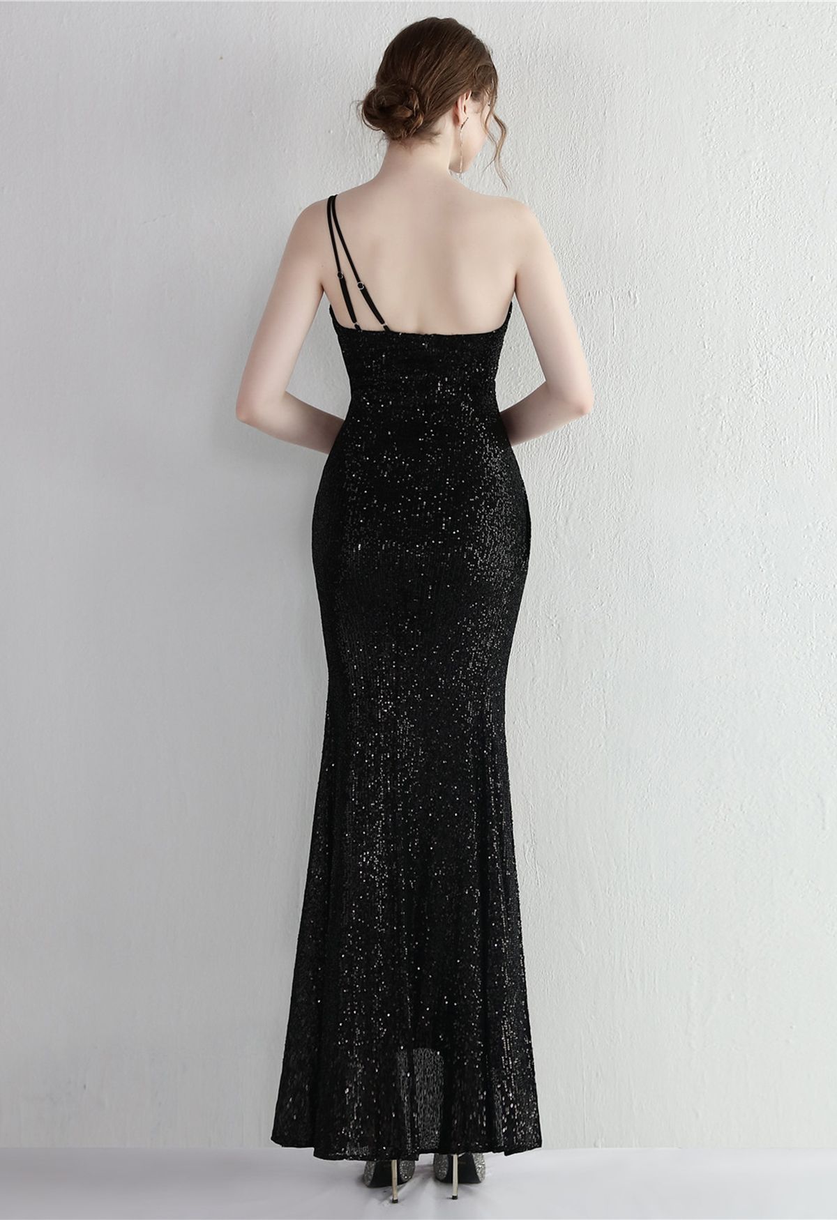فستان بكتف واحد مزين بالترتر بفتحة عالية باللون الأسود