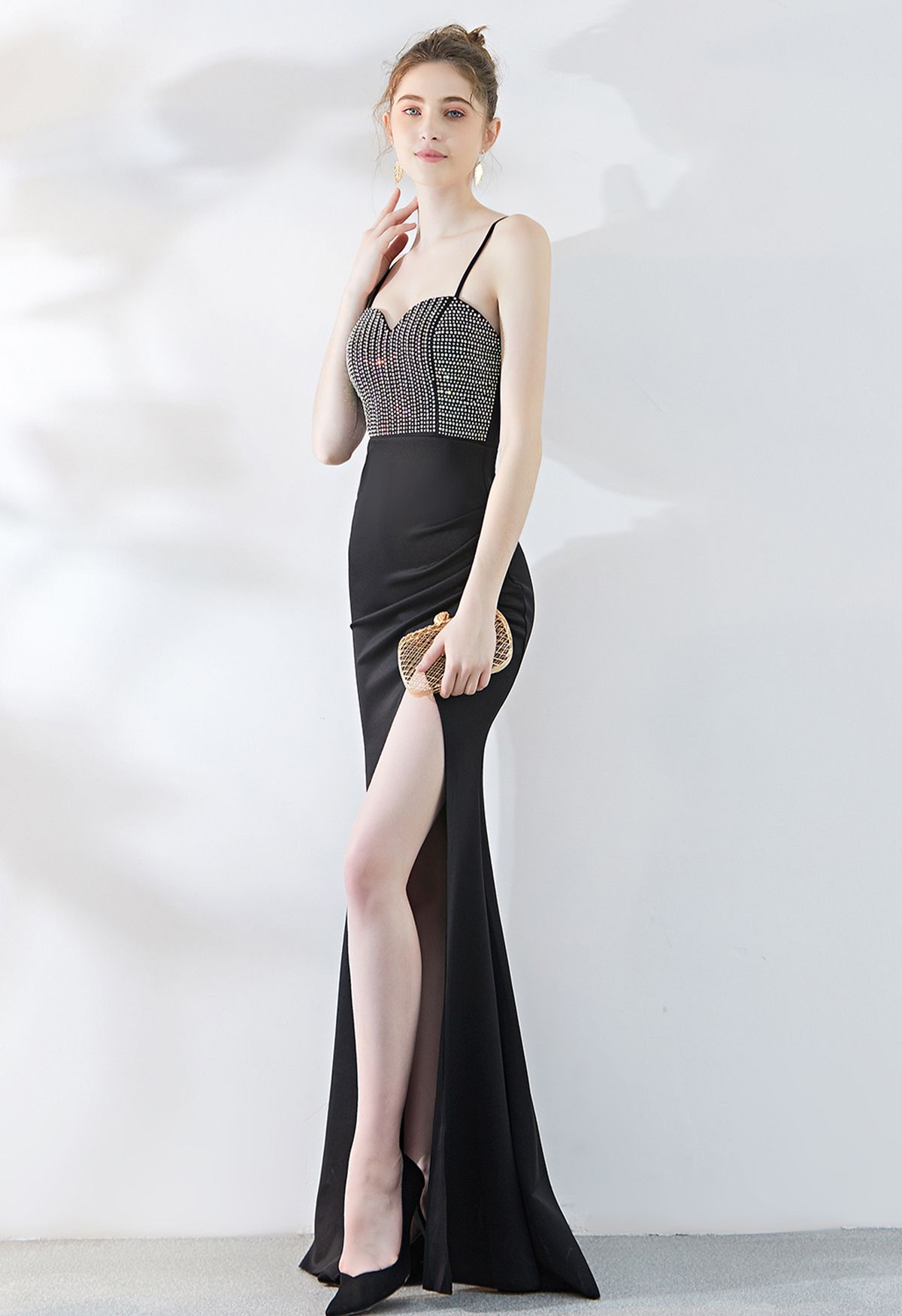 فستان ساتان مزين بالكريستال باللون الأسود