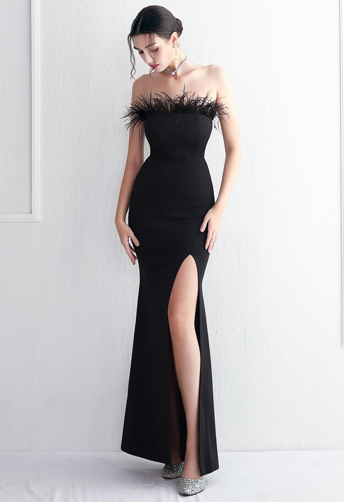 فستان بدون حمالات مزين بالريش باللون الأسود