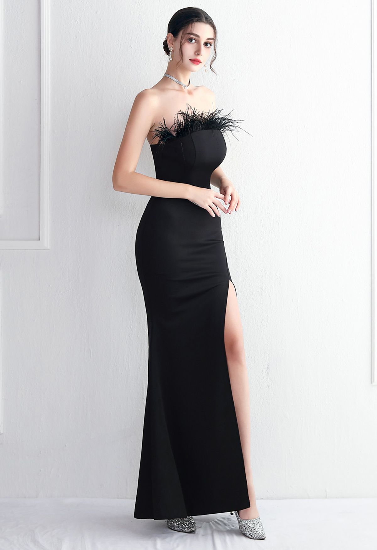 فستان بدون حمالات مزين بالريش باللون الأسود