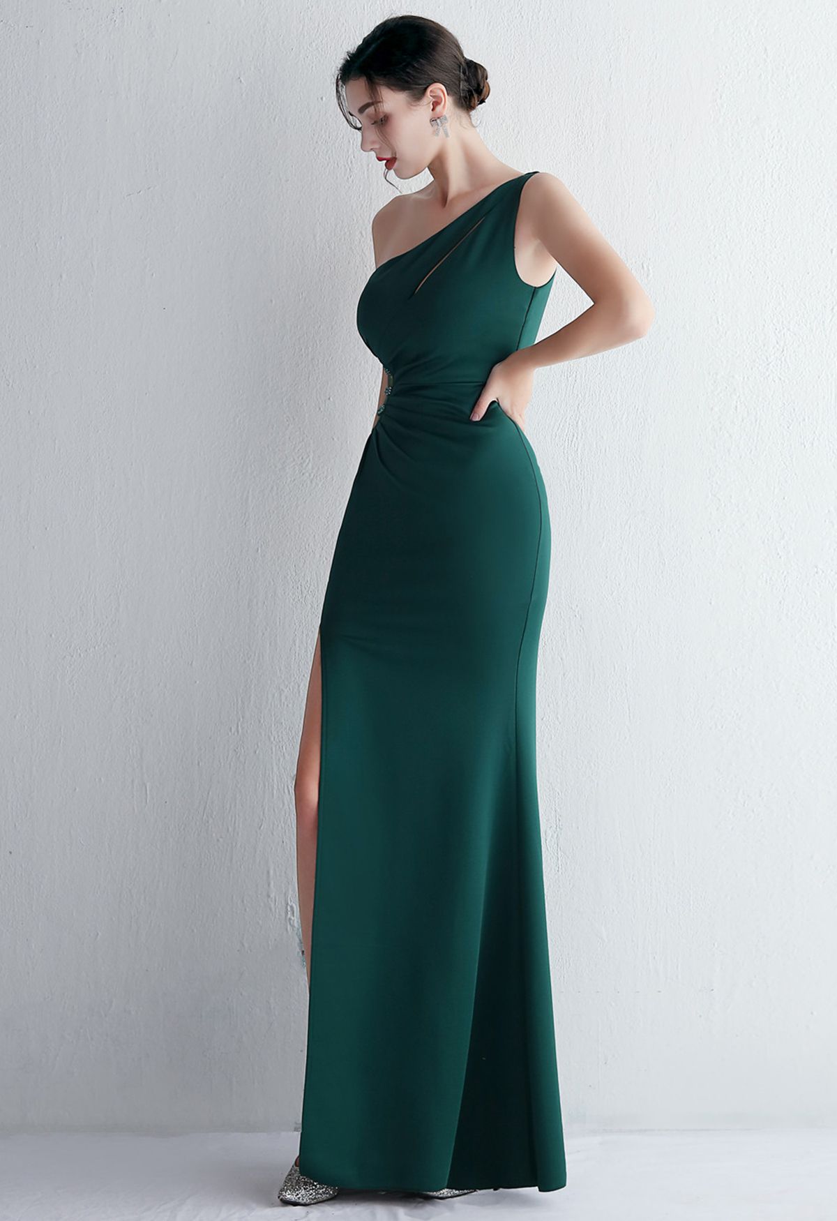 فستان مفتوح بكتف واحد باللون الأخضر الداكن