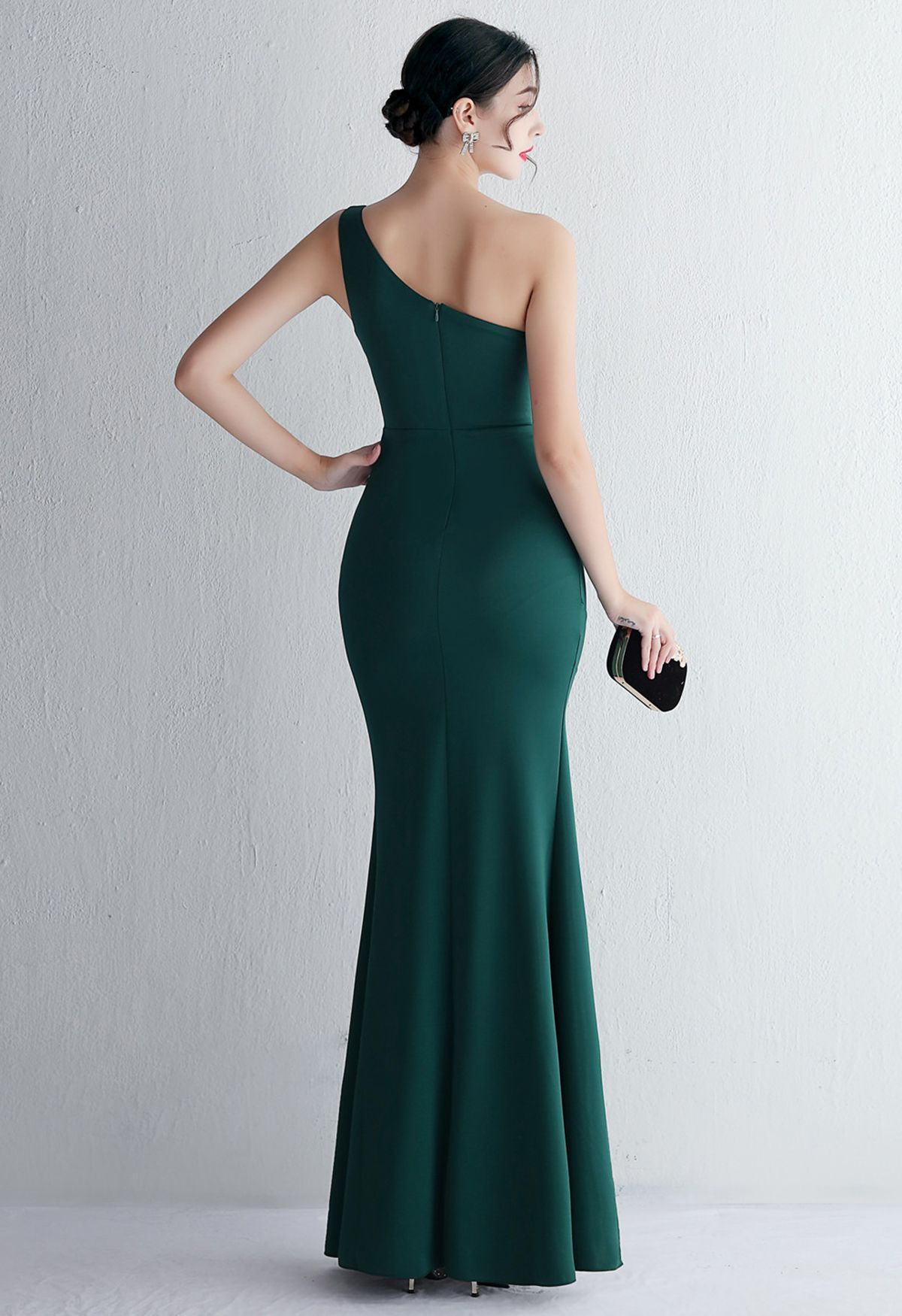 فستان مفتوح بكتف واحد باللون الأخضر الداكن