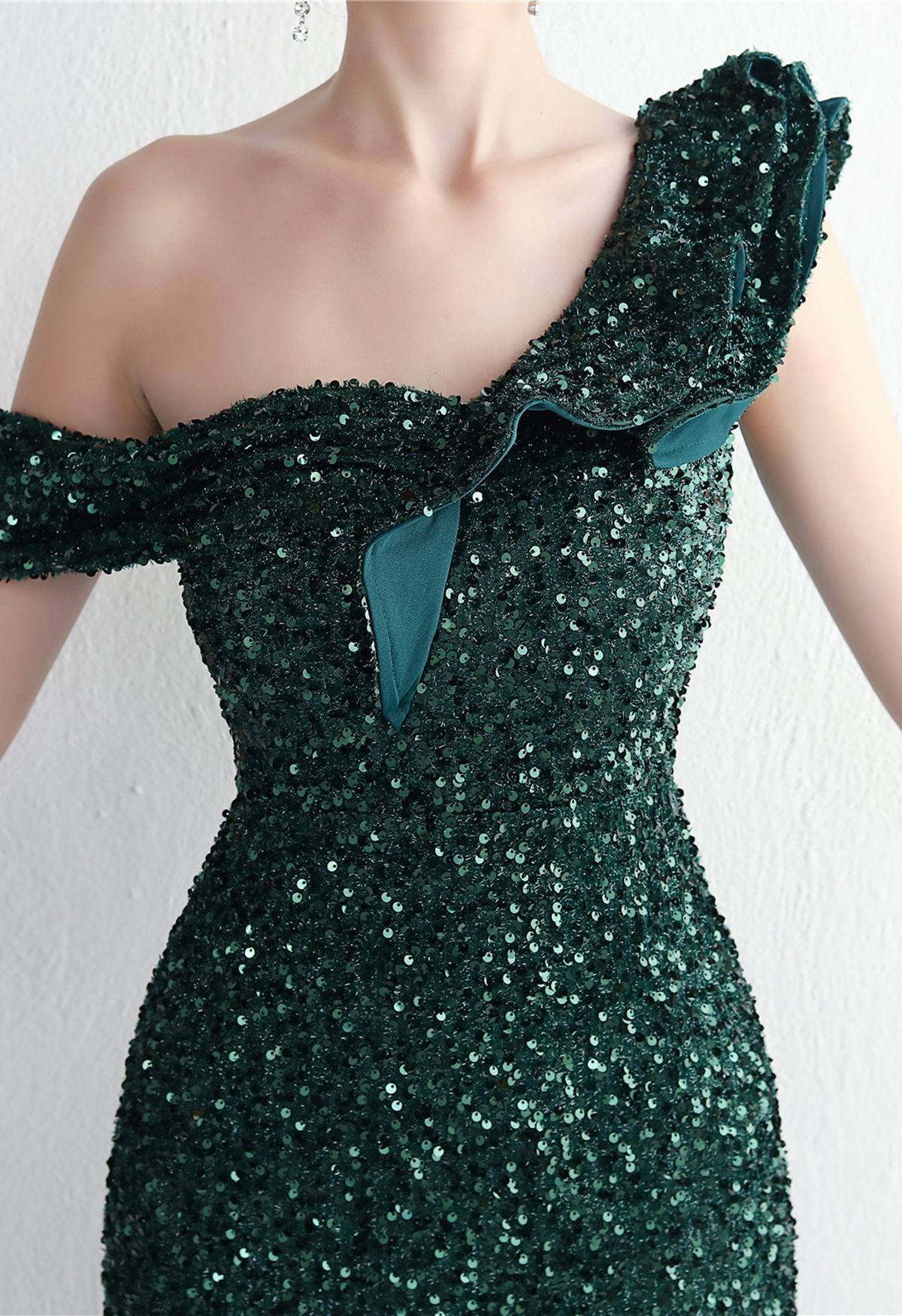 فستان مزين بالترتر بكتف واحد وكشكش متدرج باللون الأخضر الداكن