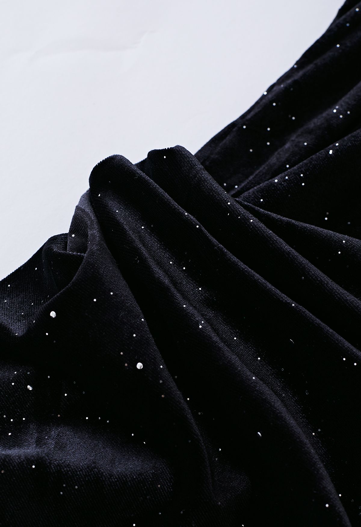 فستان متوسط الطول بتصميم ملفوف من المخمل اللامع باللون الأسود