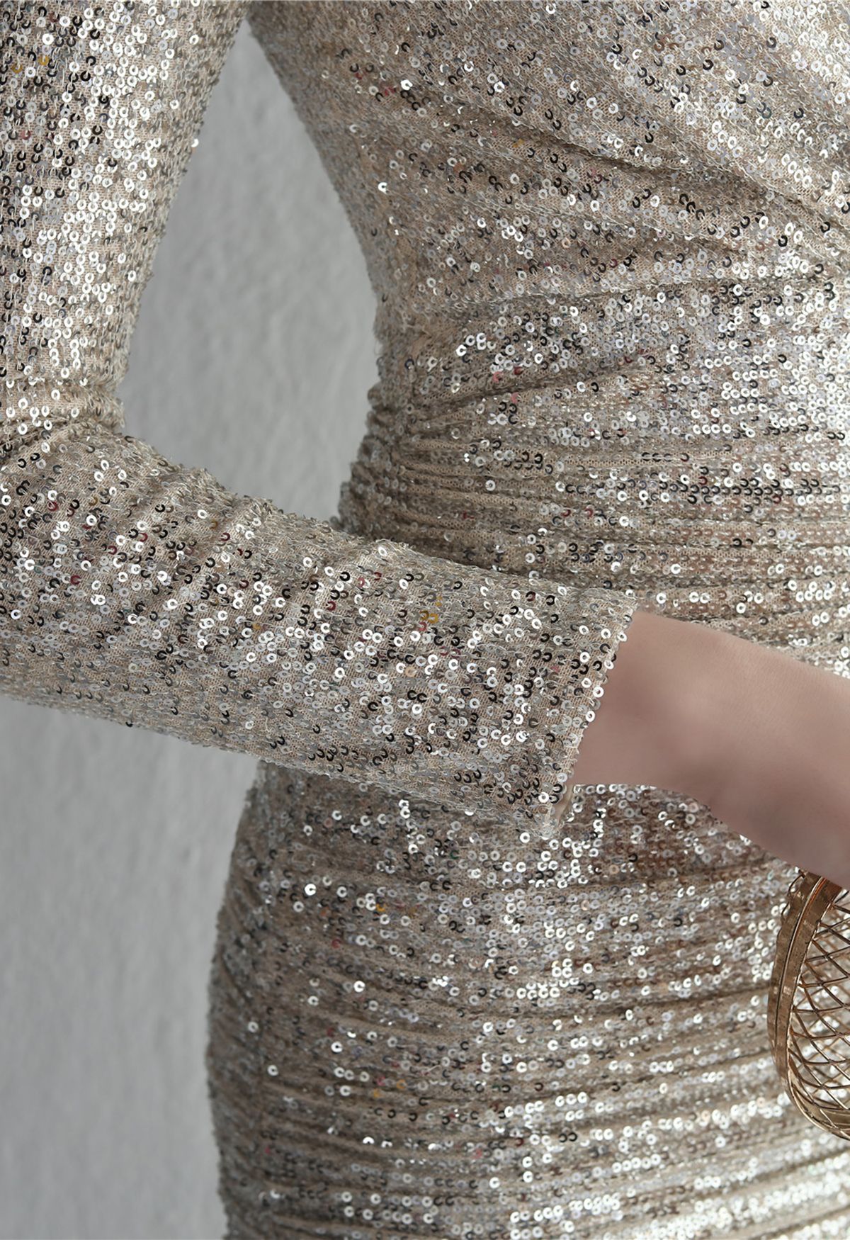 فستان كوكتيل بياقة V وأكمام طويلة من الترتر باللون الفضي