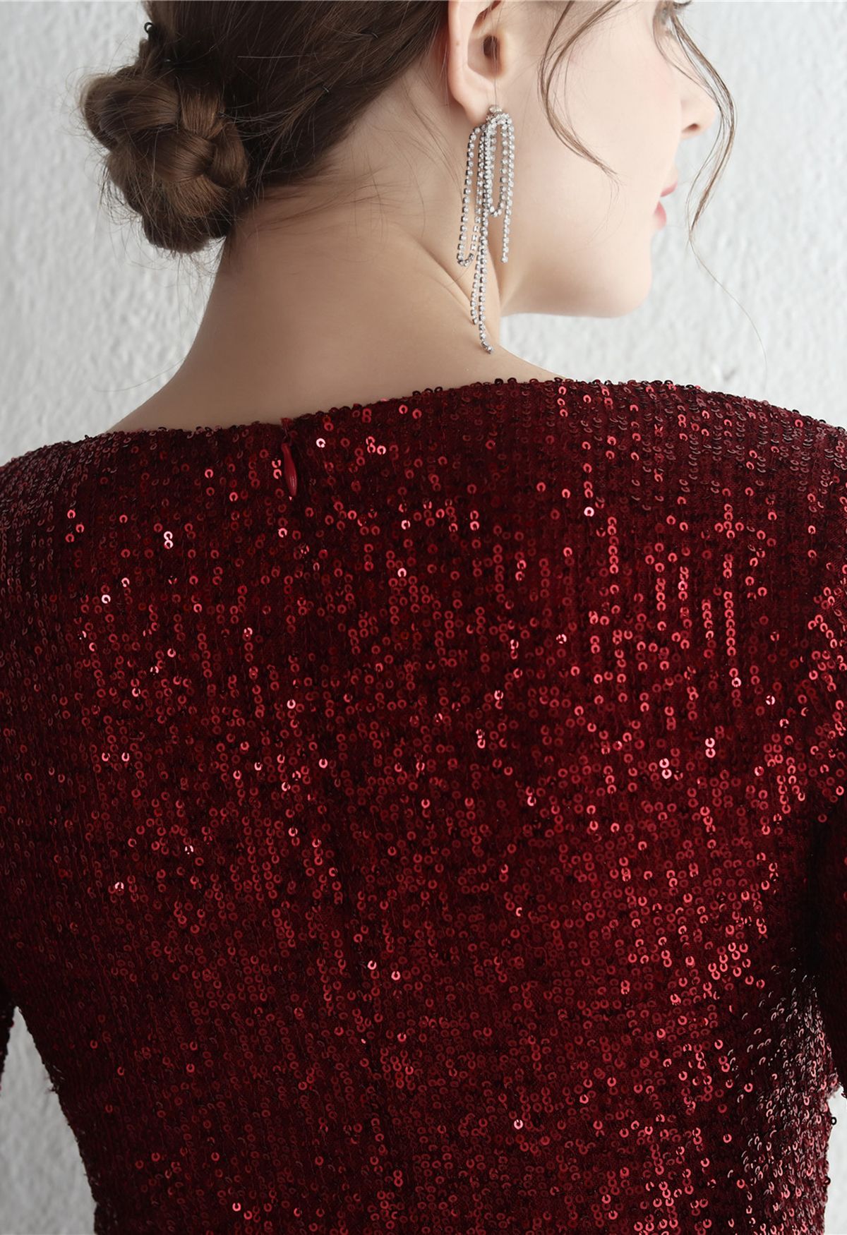 فستان كوكتيل بياقة على شكل V وأكمام طويلة مزين بالترتر باللون العنابي