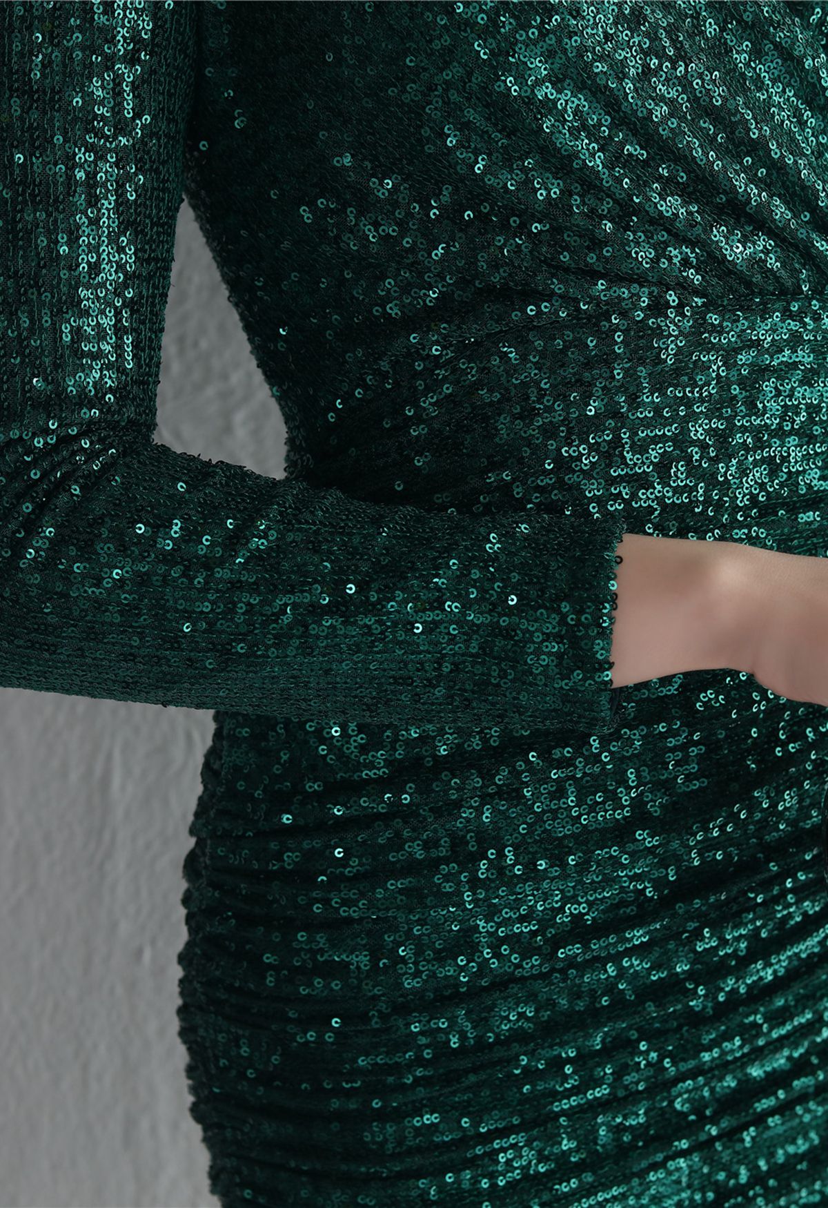 فستان كوكتيل بياقة V وأكمام طويلة مزين بالترتر باللون الزمردي