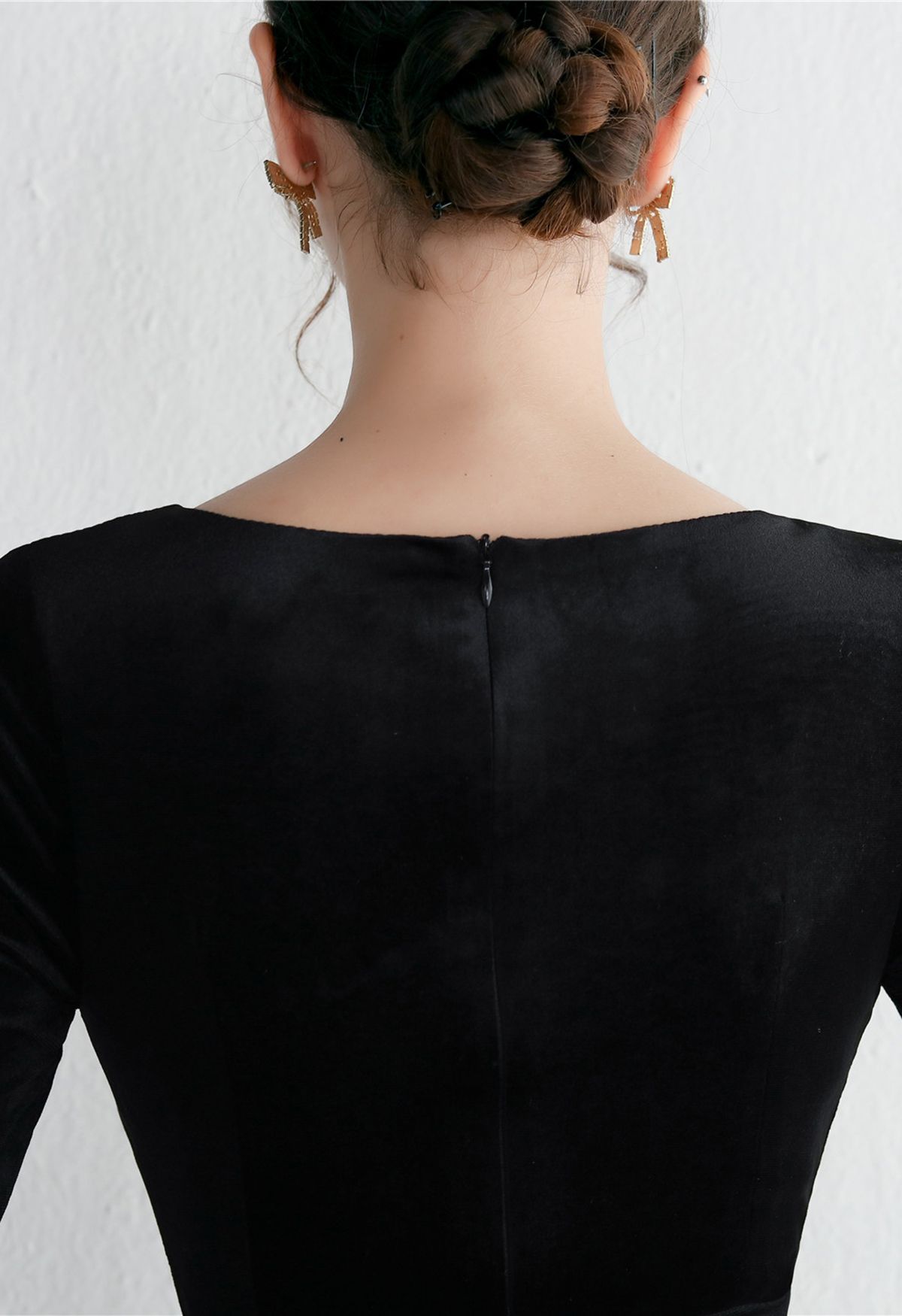 فستان كوكتيل مخملي برقبة على شكل V مزين بالترتر باللون الأسود