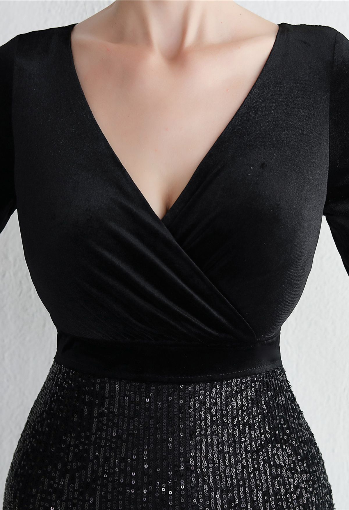 فستان كوكتيل مخملي برقبة على شكل V مزين بالترتر باللون الأسود