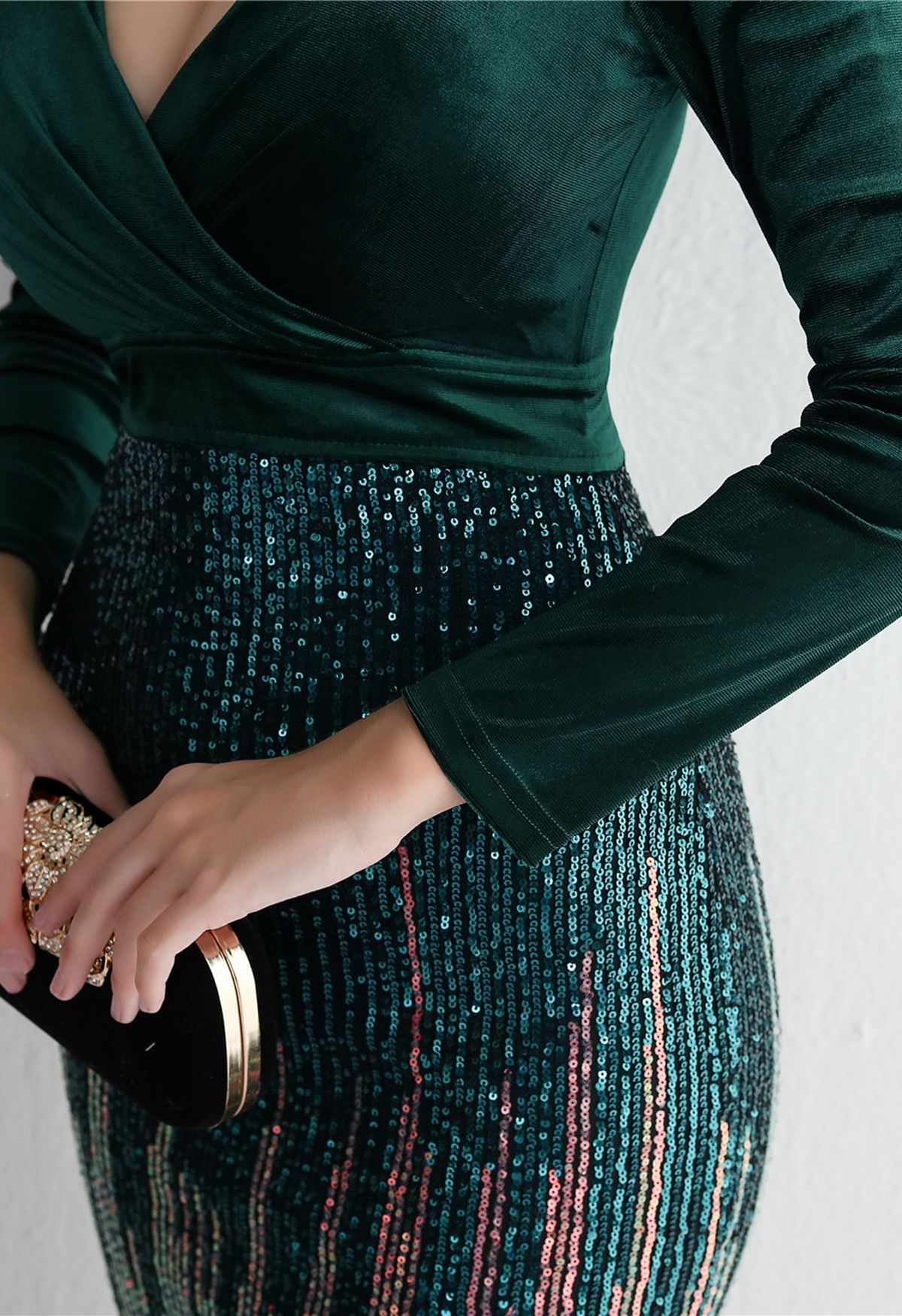 فستان كوكتيل مخملي برقبة على شكل V ومزين بالترتر باللون الزمردي