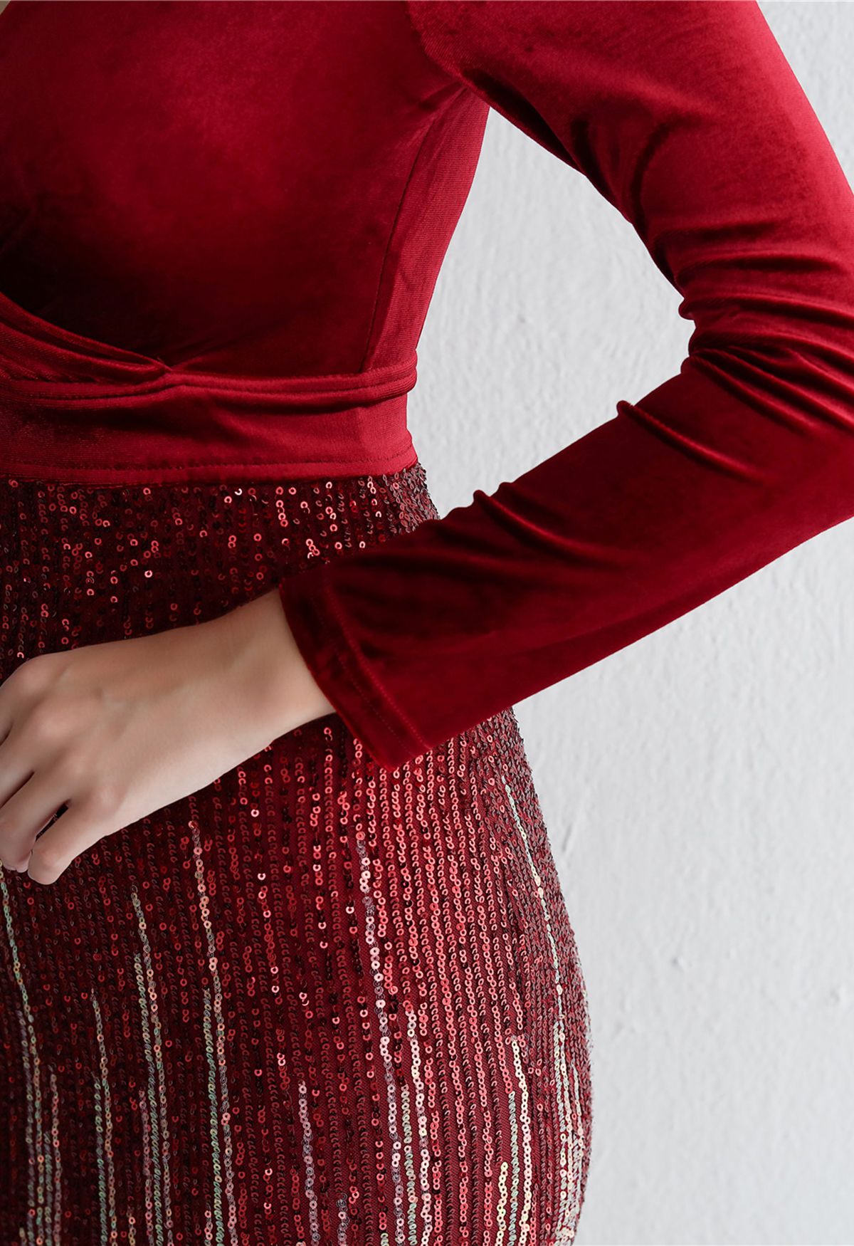 فستان كوكتيل مخملي برقبة على شكل V ومزين بالترتر باللون الأحمر