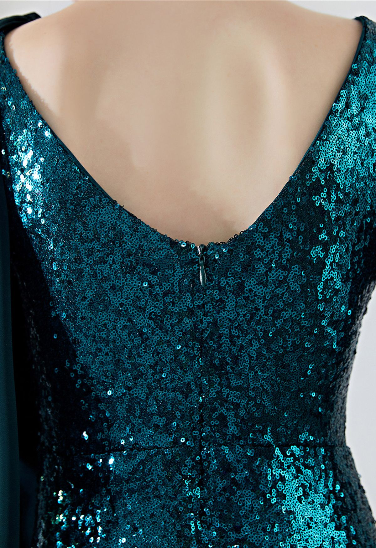 فستان كوكتيل شيفون برقبة على شكل V ومطرز ومزين بالترتر باللون الأخضر