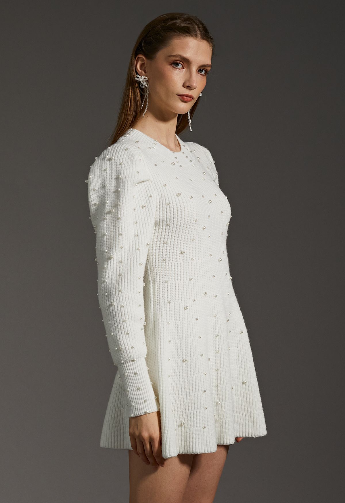 فستان منسوج بأكمام منفوشة مزين باللؤلؤ باللون الأبيض