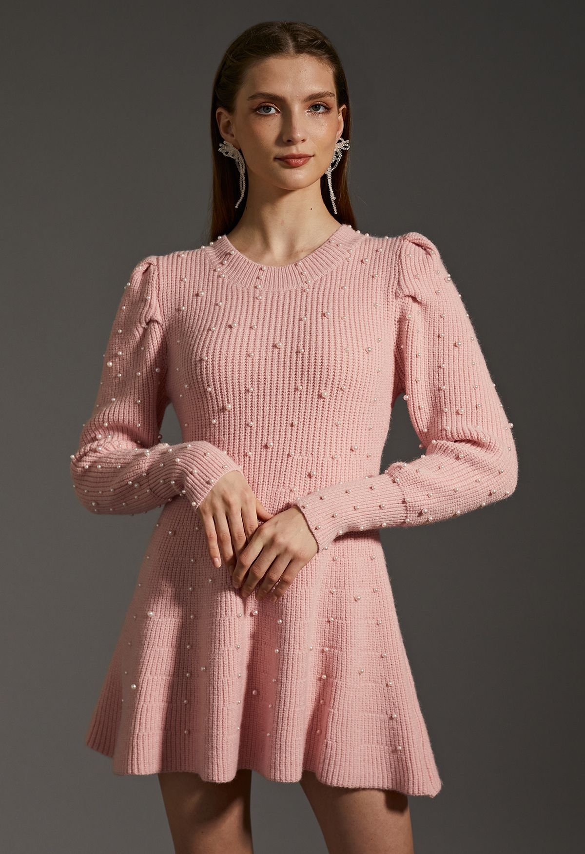 فستان منسوج بأكمام منفوشة مزين باللؤلؤ باللون الوردي