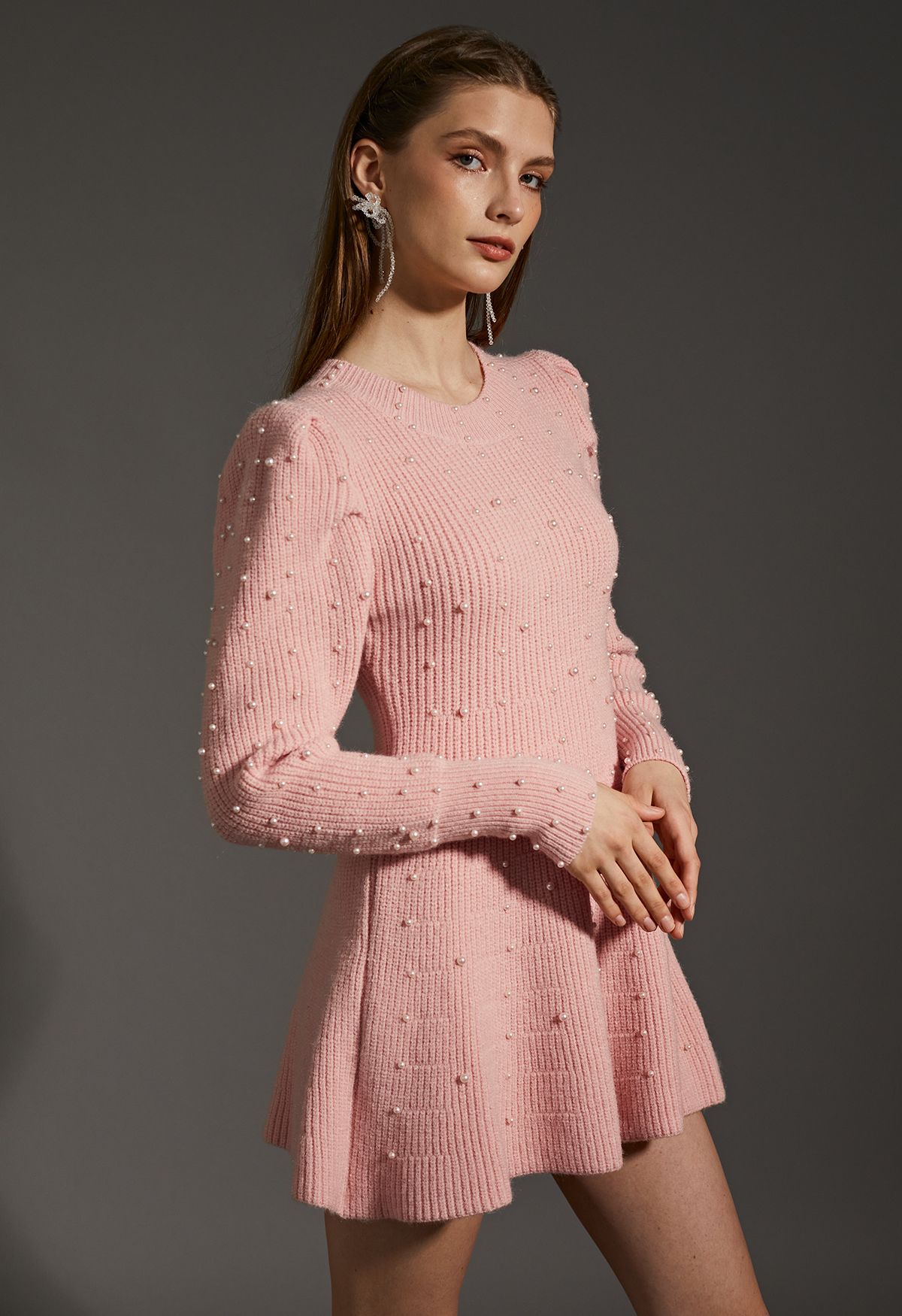 فستان منسوج بأكمام منفوشة مزين باللؤلؤ باللون الوردي