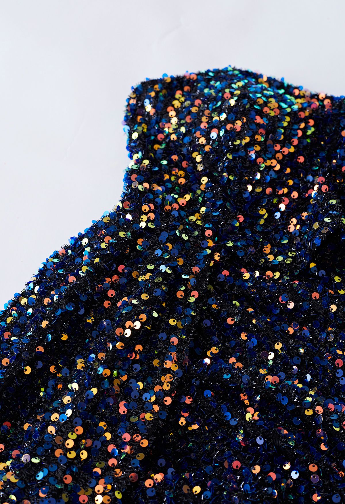 فستان كوكتيل مزين بالترتر مكشكش بكتف واحد باللون الأسود