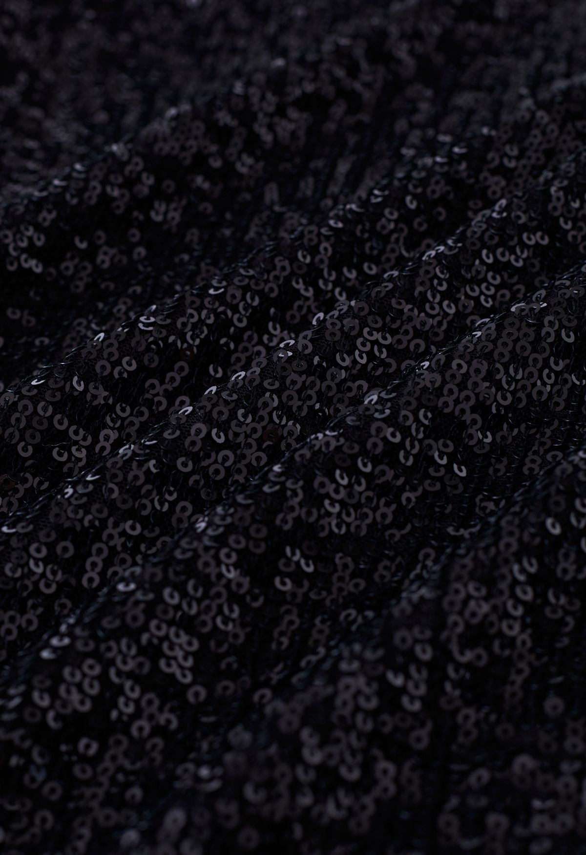 فستان كوكتيل بكتف مائل مزين بالترتر باللون الأسود