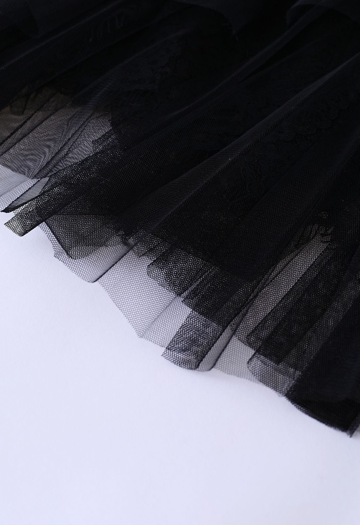 تنورة تول شبكية مكشكشة مزهّرة باللون الأسود