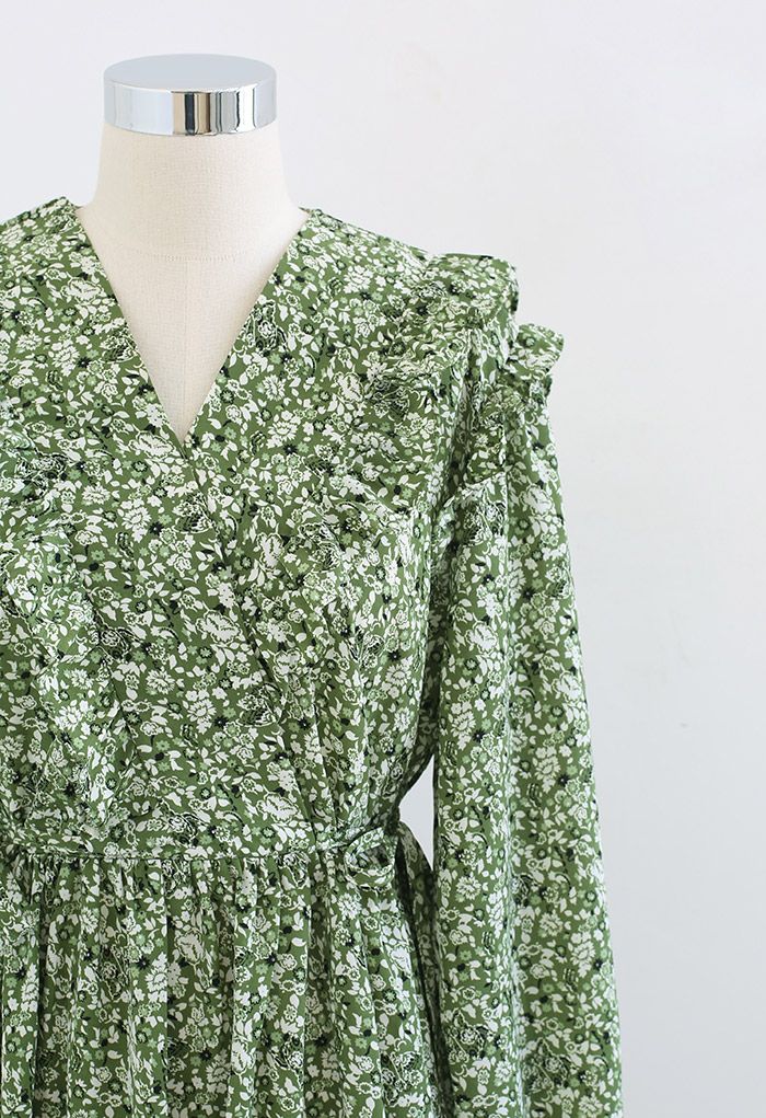فستان متوسط الطول بطبعة زهور وفتحة رقبة على شكل V باللون الأخضر