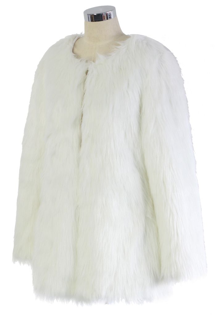 معطف من الفرو الصناعي باللون الأبيض من Chicwish Glam
