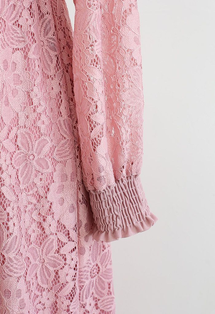 فستان متوسط الطول بكسرات من الدانتيل الزهري باللون الوردي