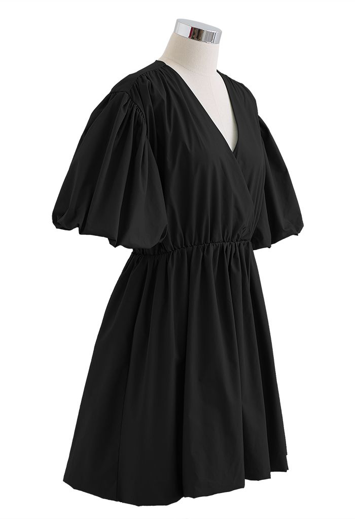 فستان من القطن بأكمام فقاعية بياقة على شكل V باللون الأسود