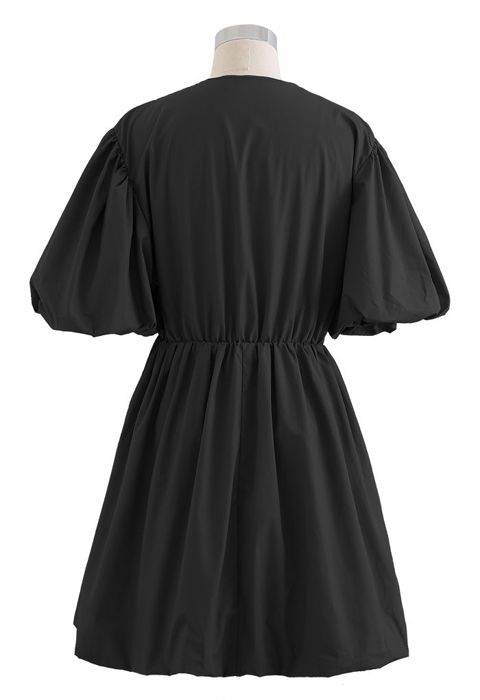 فستان من القطن بأكمام فقاعية بياقة على شكل V باللون الأسود