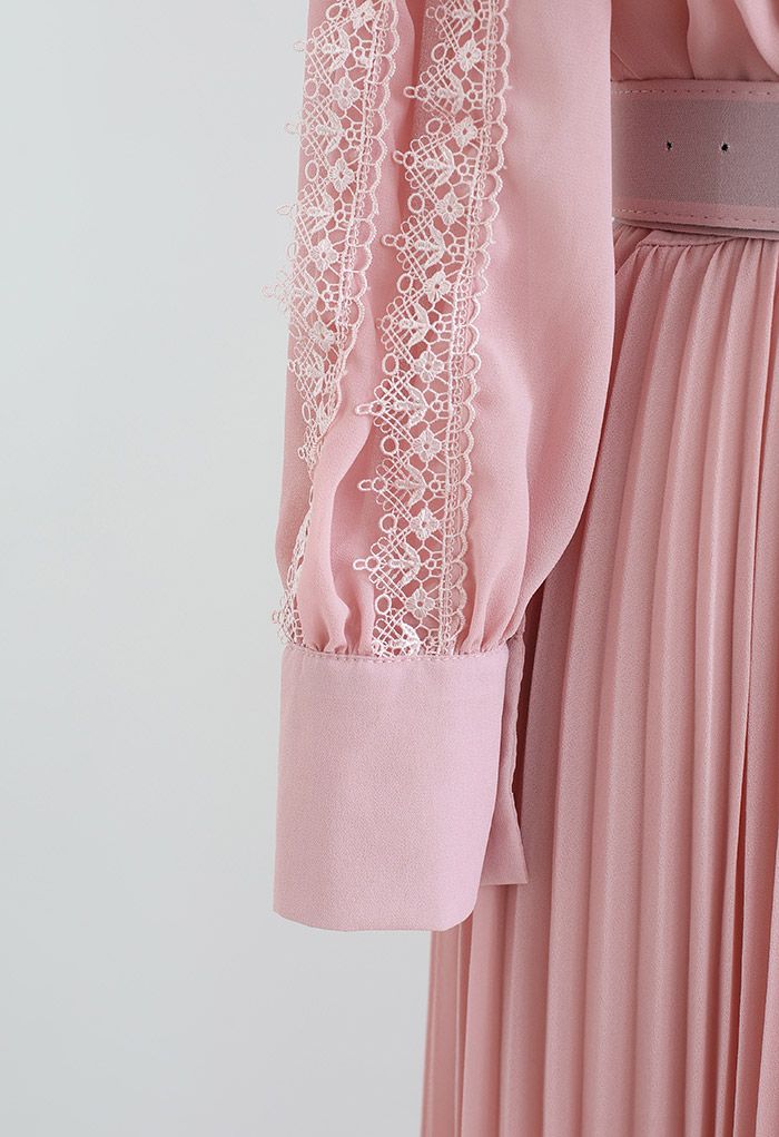 فستان شيفون مطرز بحزام كروشيه باللون الوردي