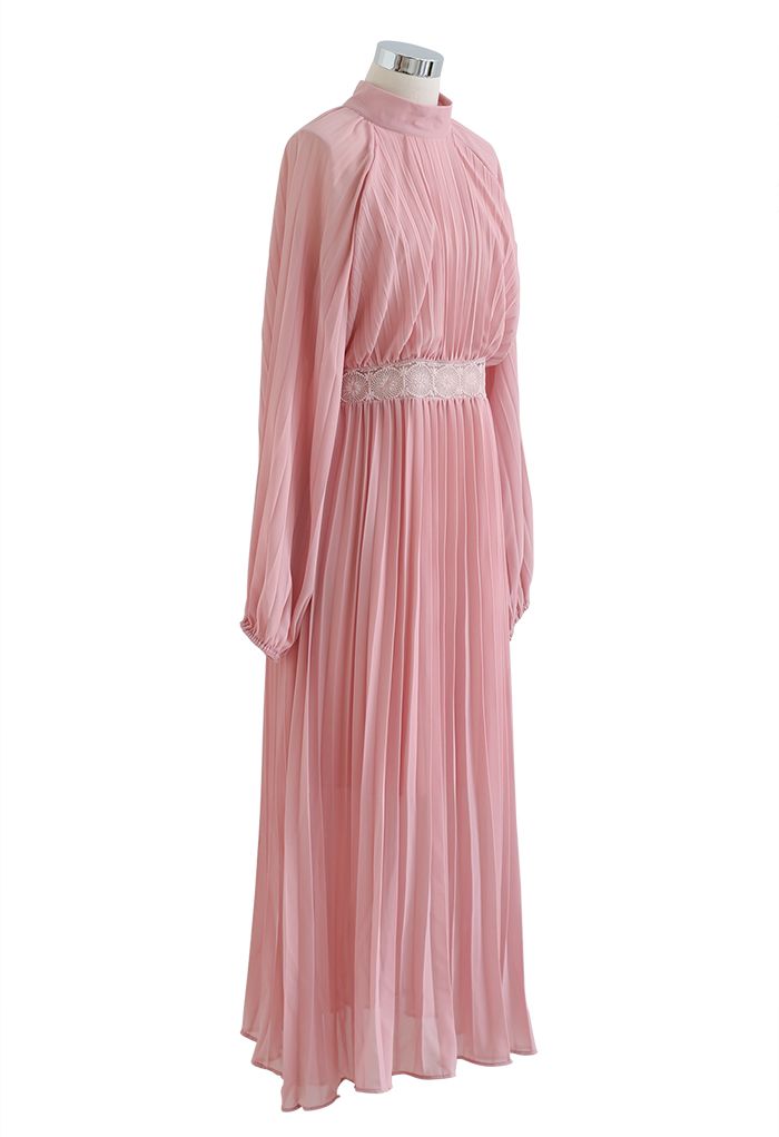فستان طويل بطيات كاملة من الدانتيل باللون الوردي